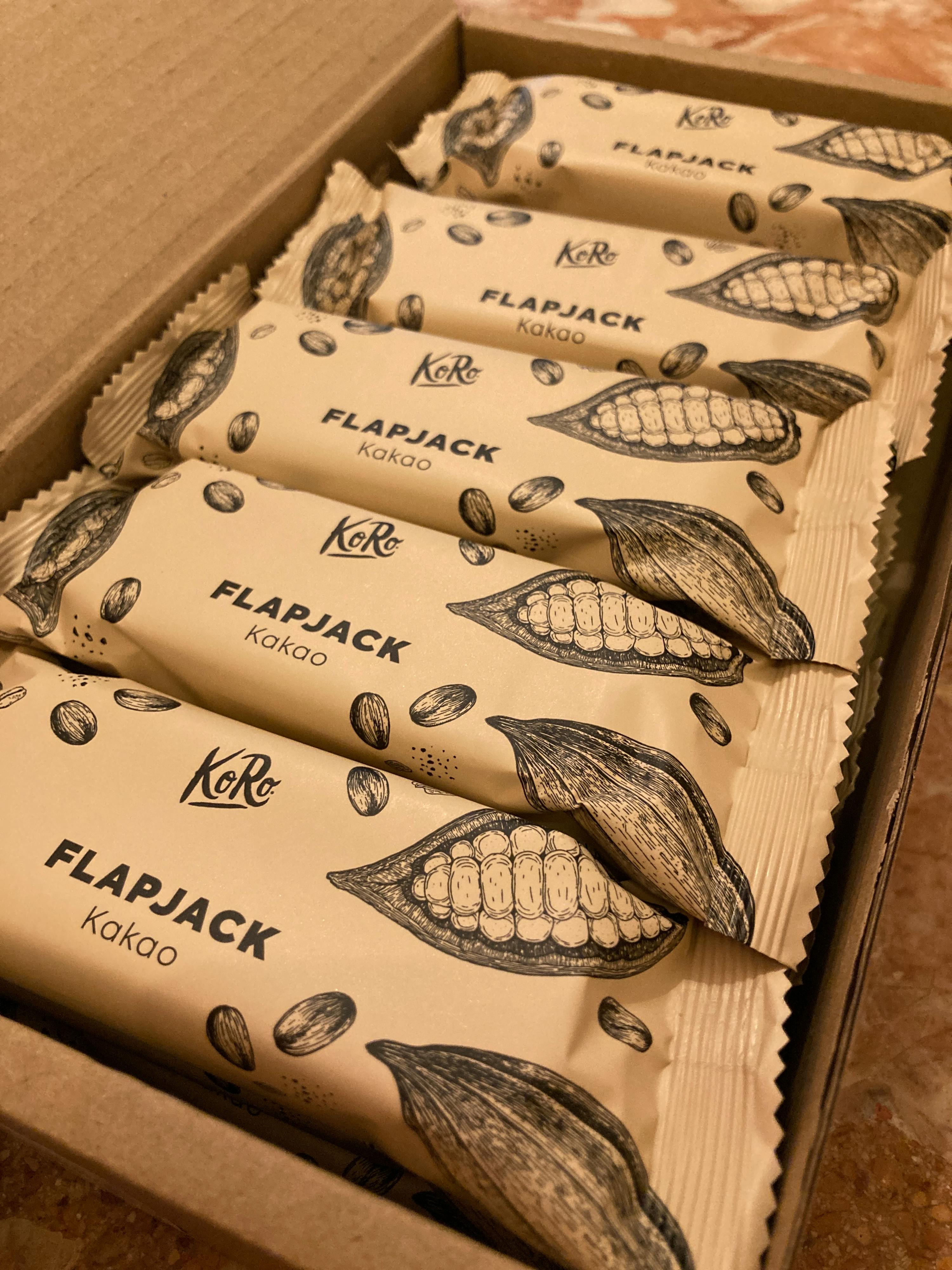 une boîte remplie de paquets de flapjack kakao