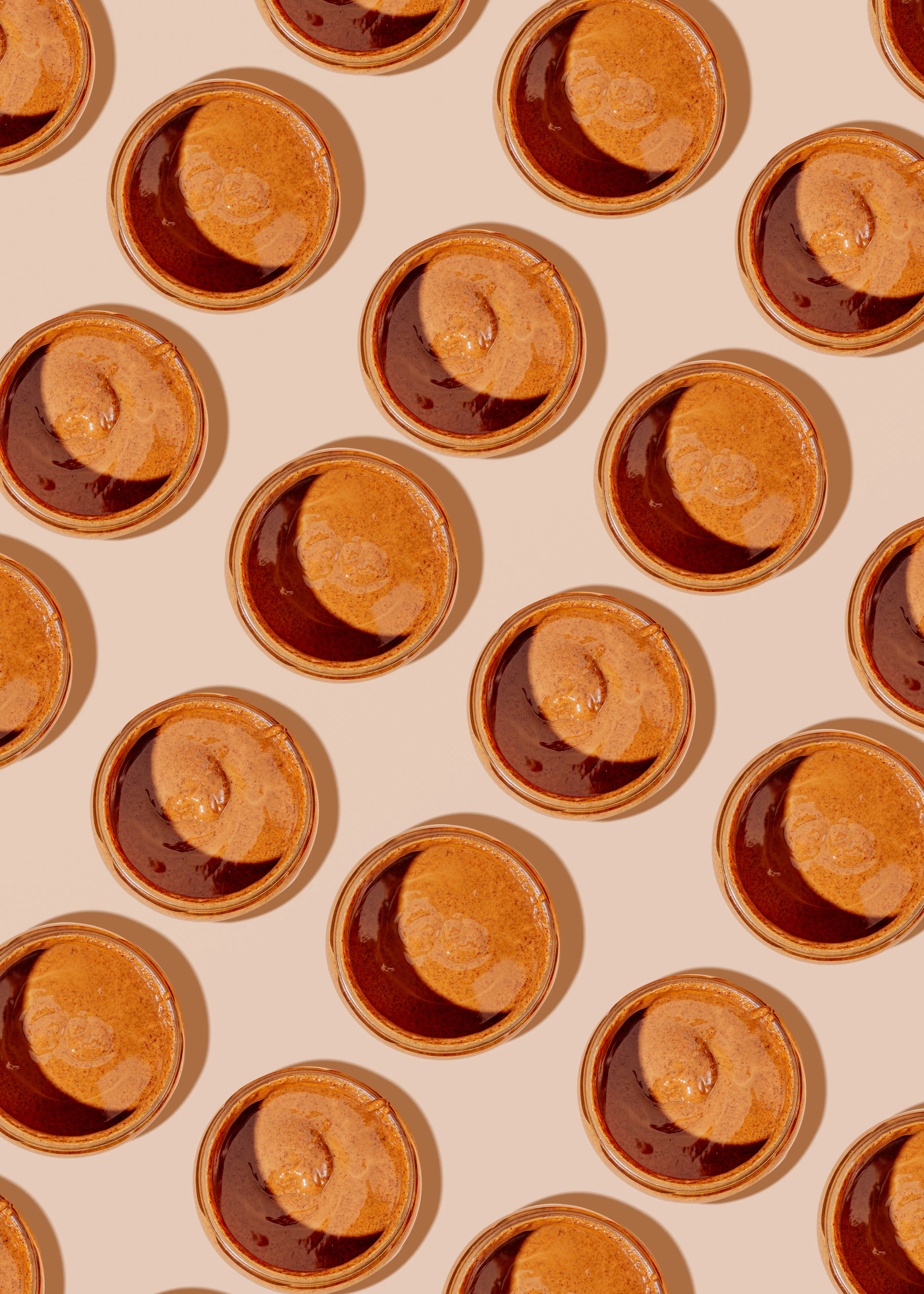 ein nahtloses Muster aus kleinen Tellern mit Erdnussbutter und Schokoladensauce