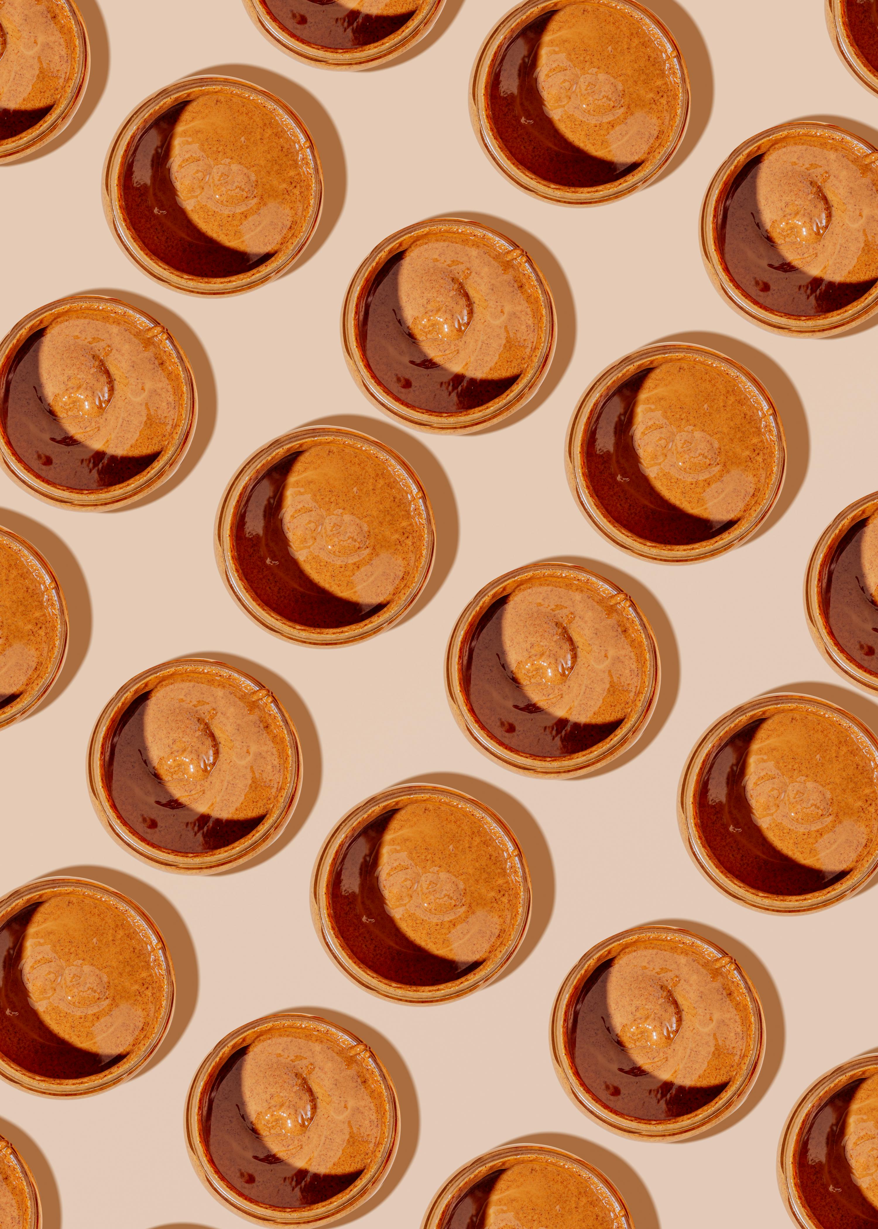 un modello di piccoli piatti con burro di arachidi e salsa di cioccolato