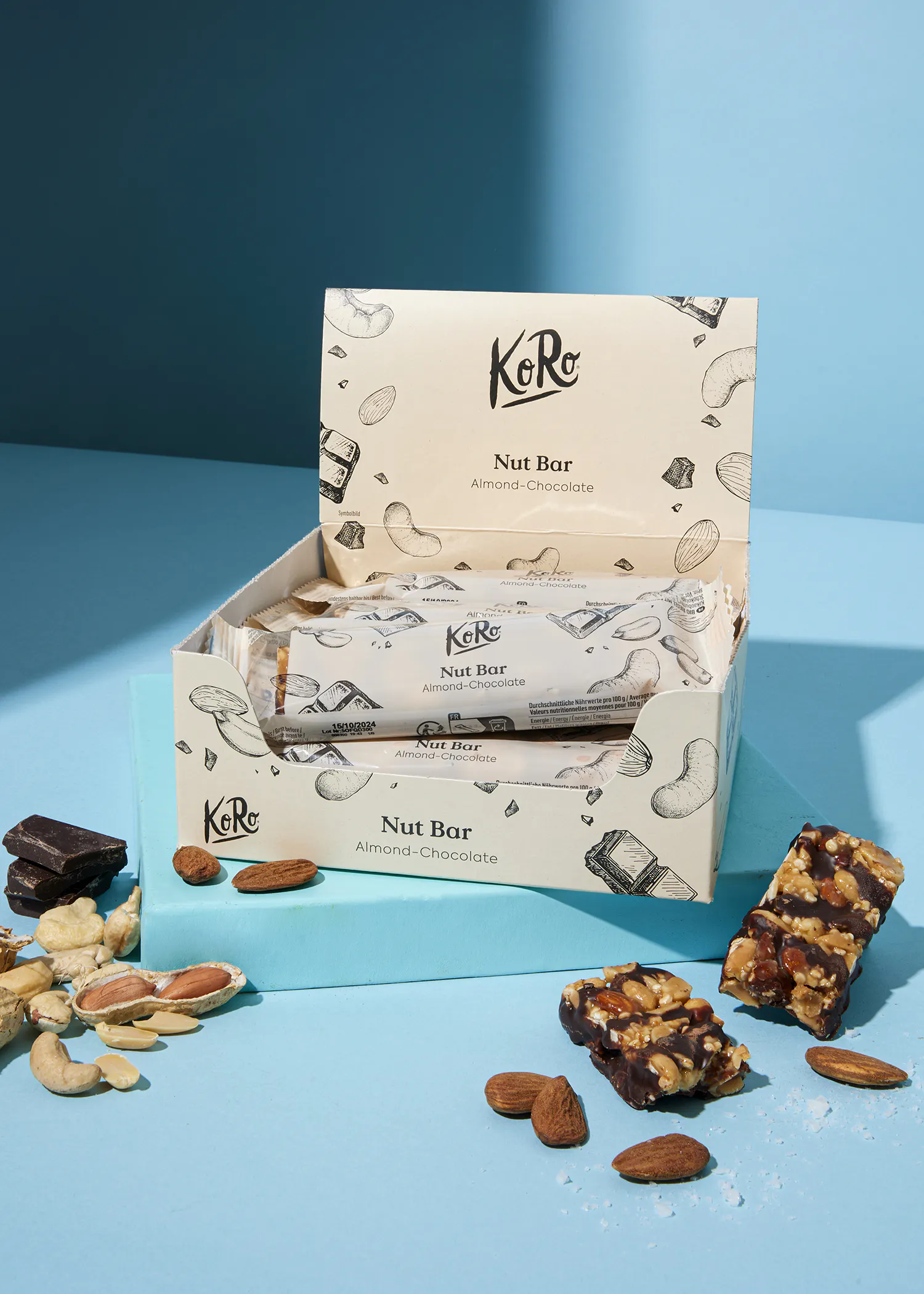 une boîte de barres de noix avec des amandes et du chocolat