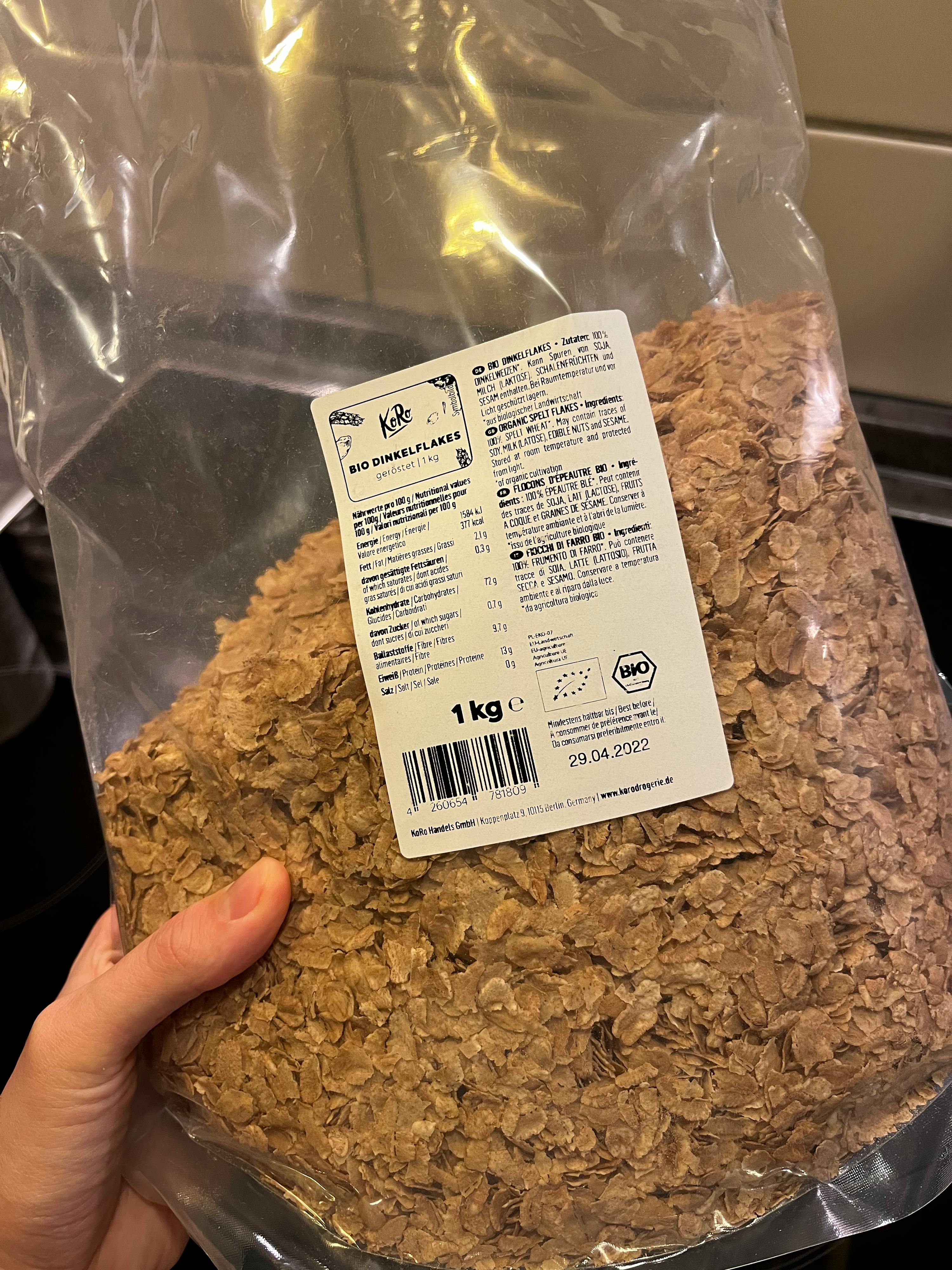 une personne tient un sac en plastique de flocons d' avoine
