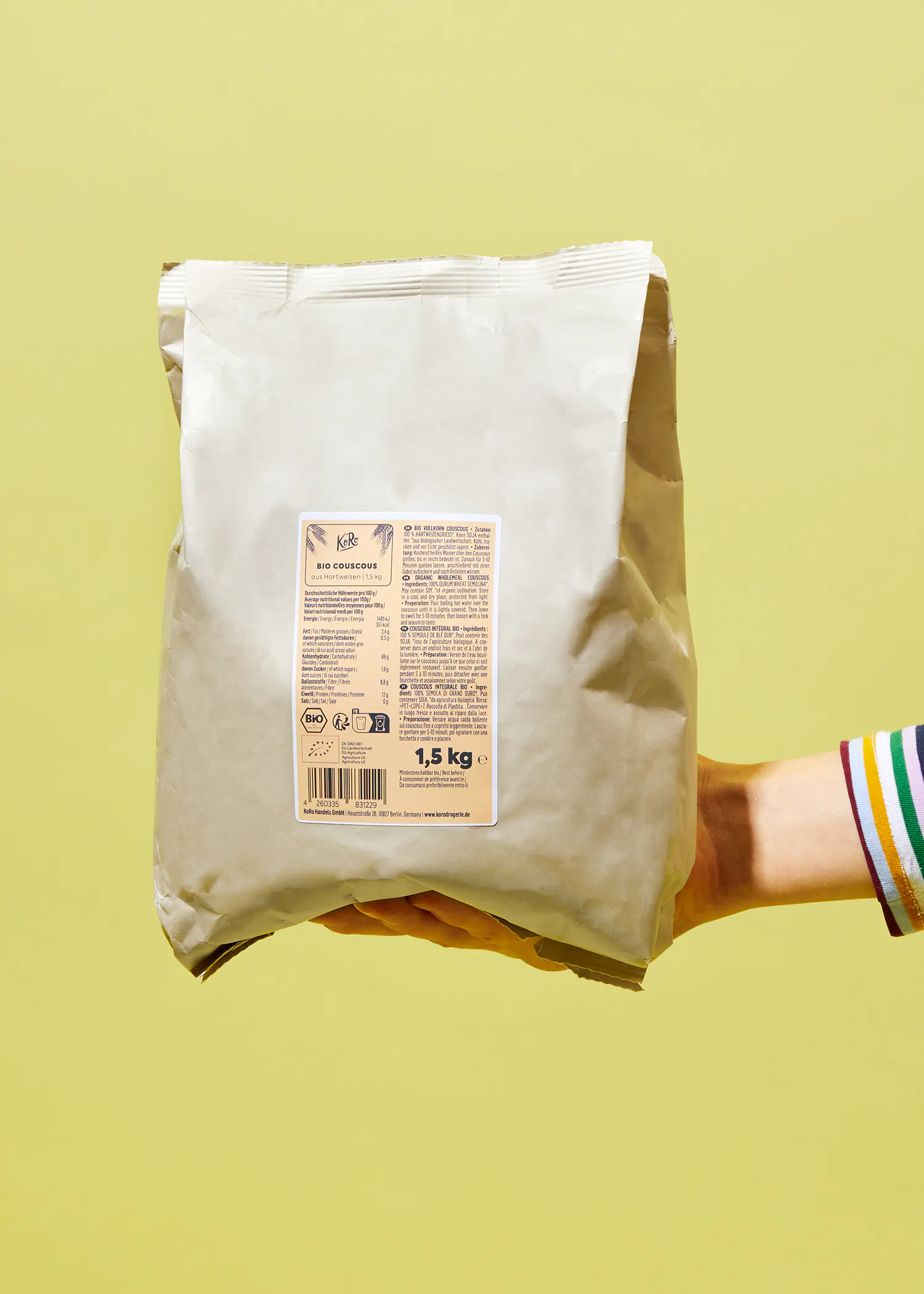 une personne tient un sac de 1,5 kg de chocolat