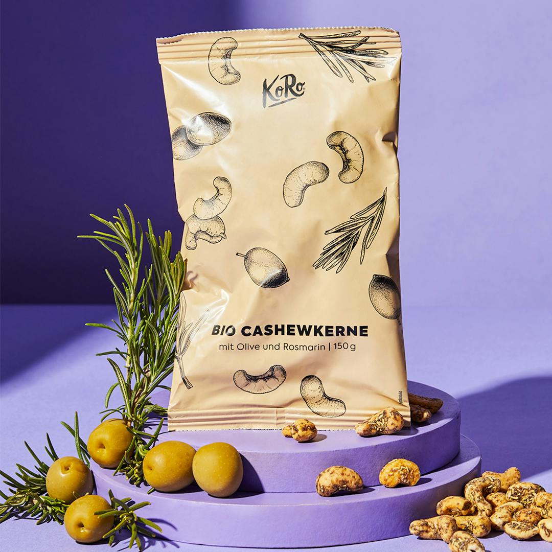 eine Tüte bio Cashewkerne mit Oliven und Rosmarin
