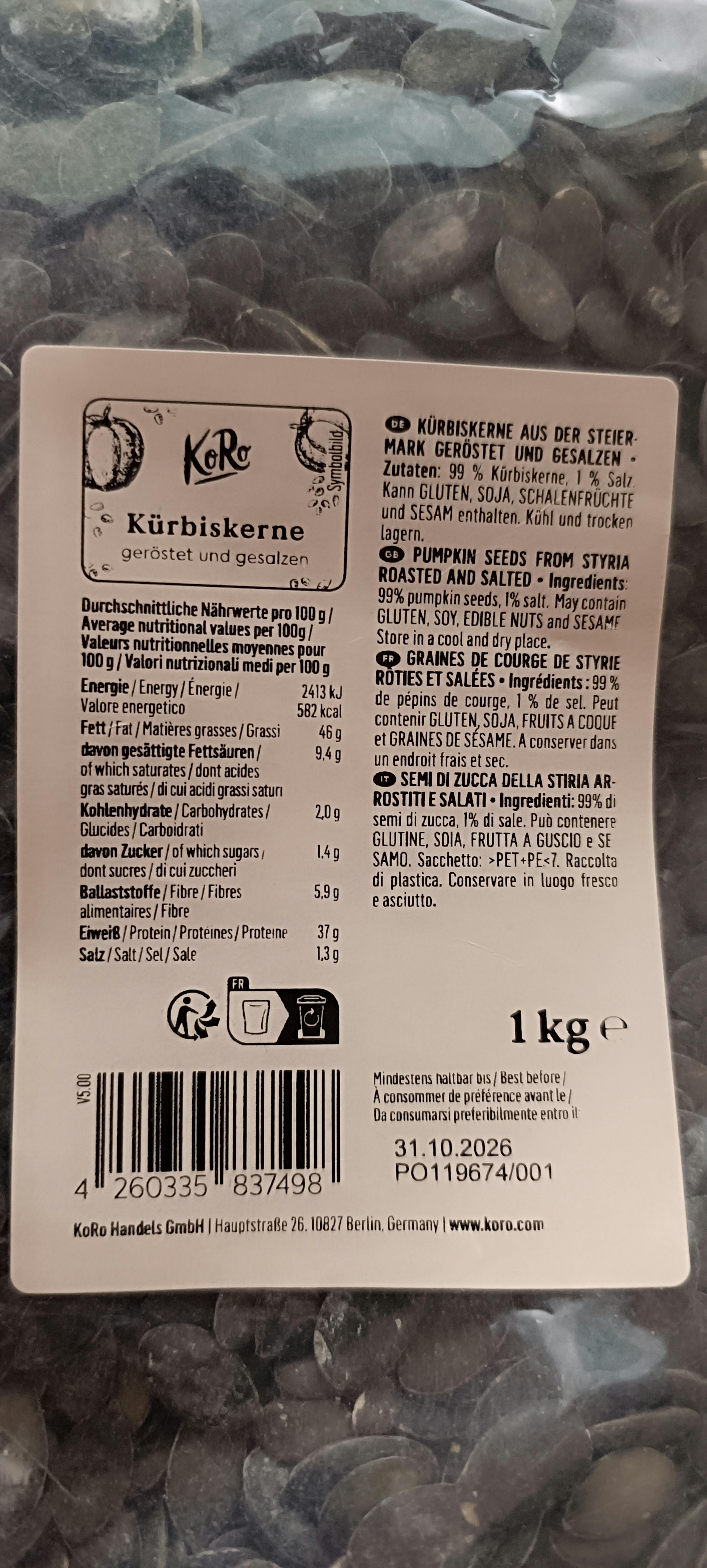 produktetikett für koro geröstete und gesalzene kürbiskerne, das nährwertangaben, zutaten und einen barcode zeigt, mit sichtbaren kürbiskernen im hintergrund.