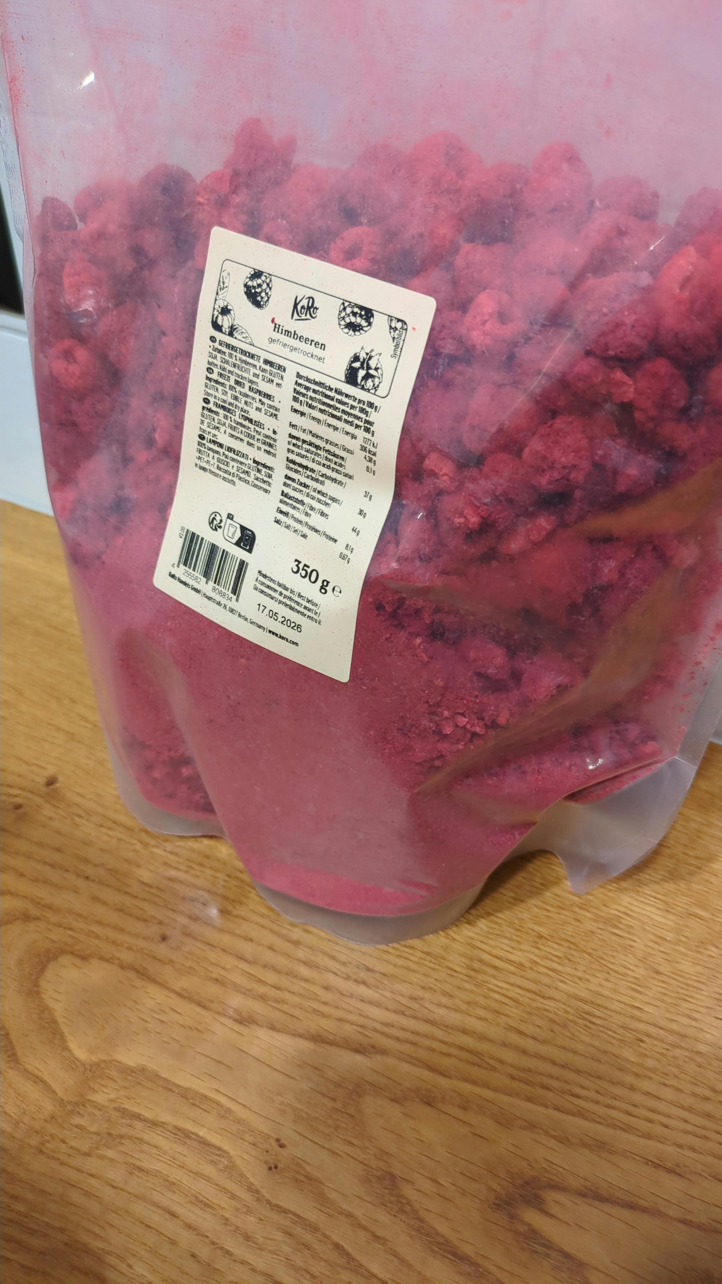 un sacchetto di lamponi secchi è su un tavolo di legno