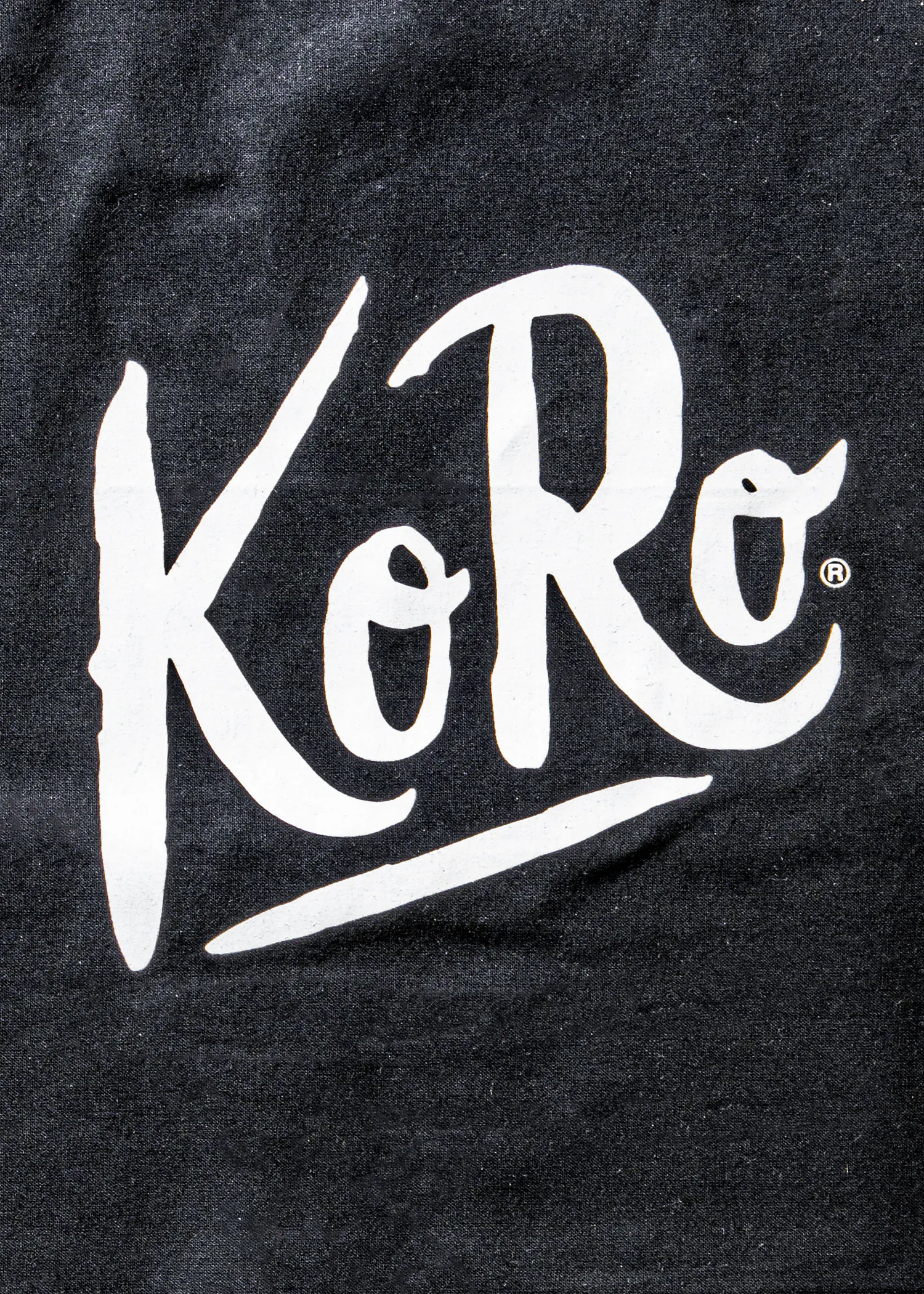 ein schwarzes t-shirt mit einem weißen kor-logo darauf