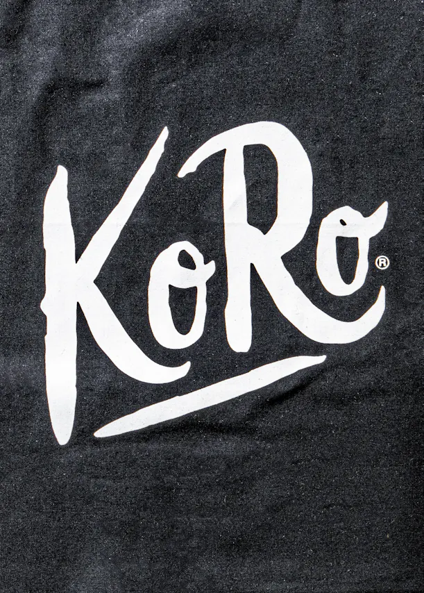 ein schwarzes t-shirt mit einem weißen kor-logo darauf