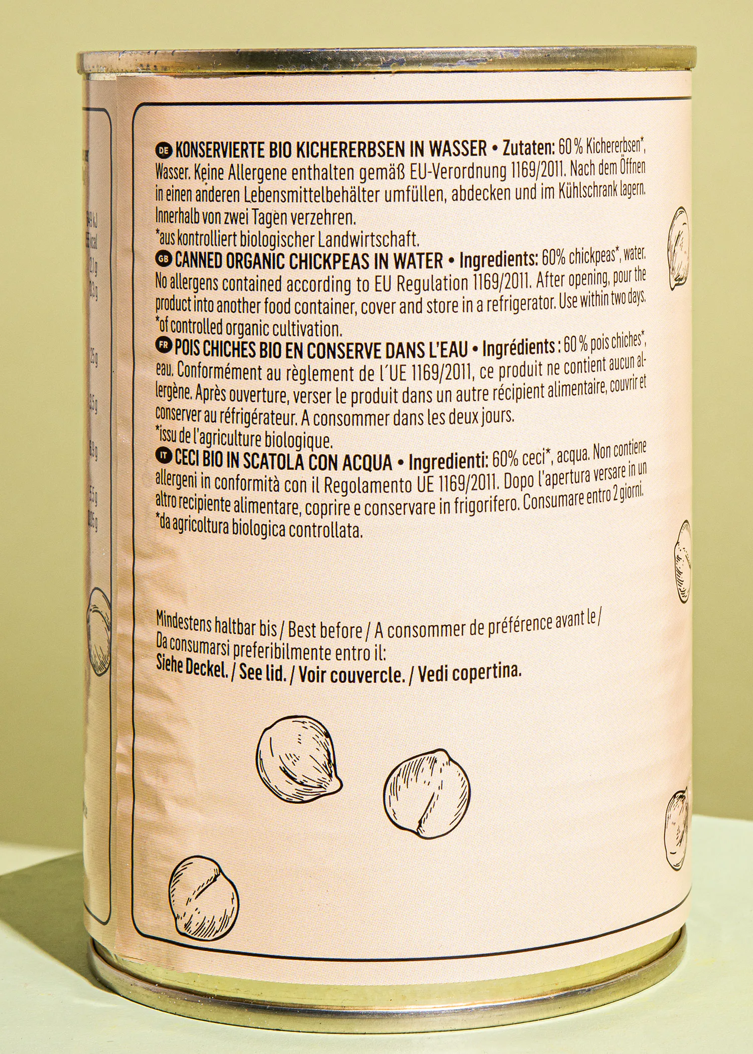 le dos d' une boîte de pois chiches bio en conserve dans l' eau