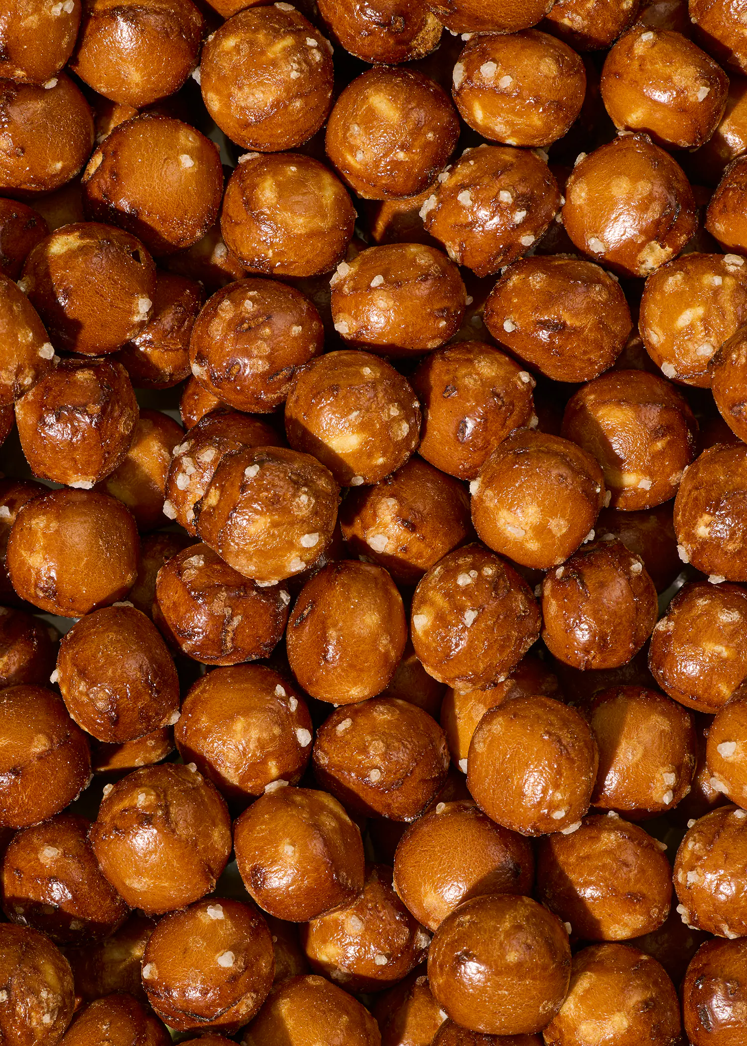 eine Nahaufnahme von einem Haufen brauner Brötchen