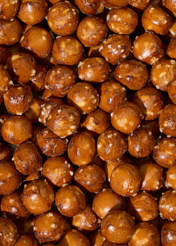 eine Nahaufnahme von einem Haufen brauner Brötchen