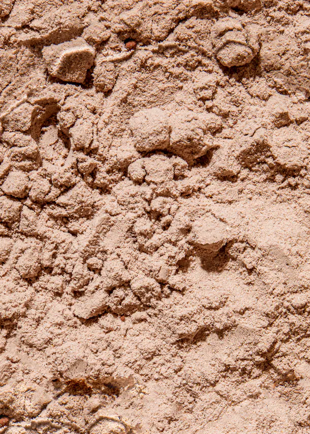 un gros plan d' un tas de poudre brune