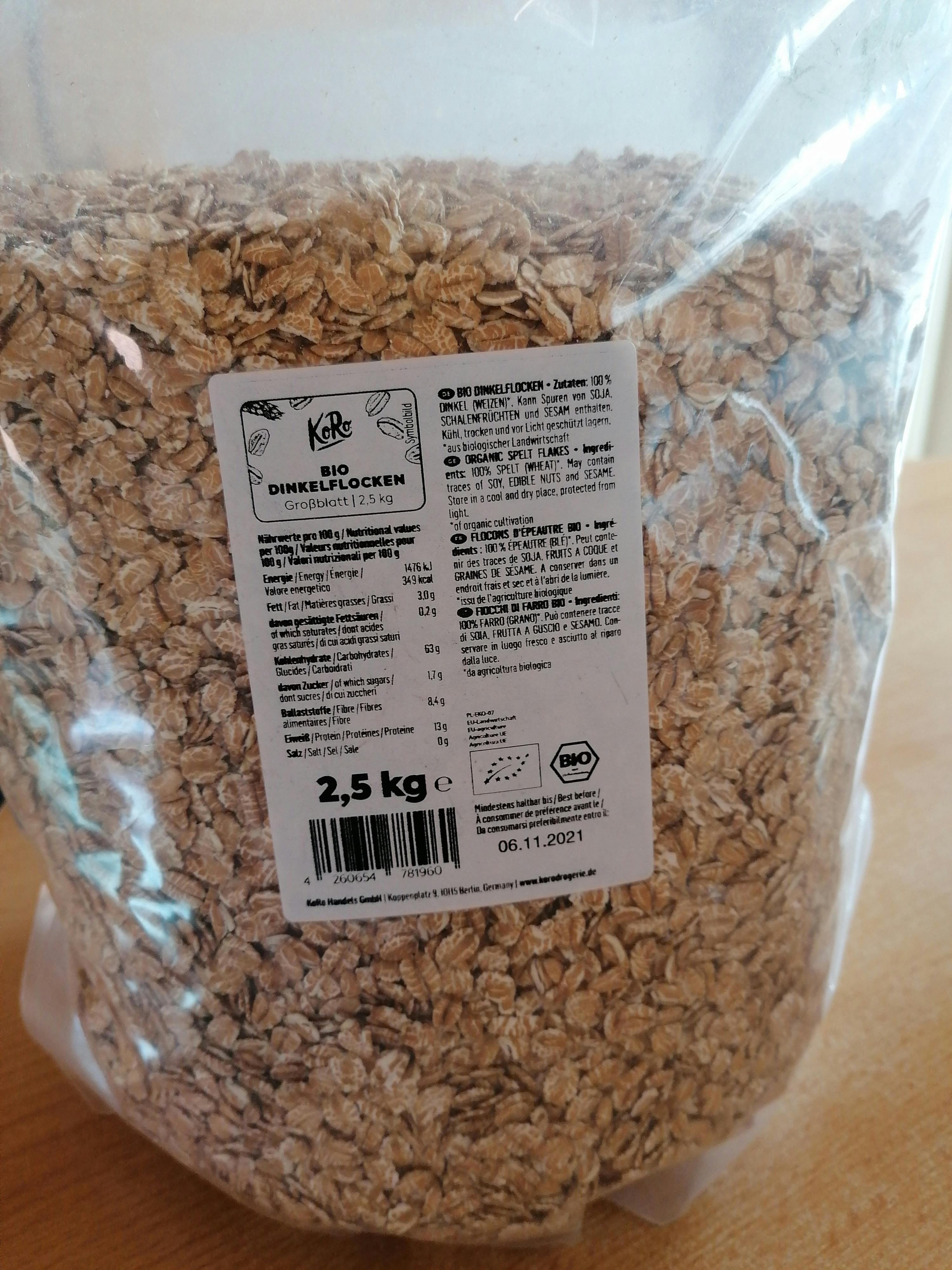 eine Tüte Haferflocken steht auf einem Holztisch