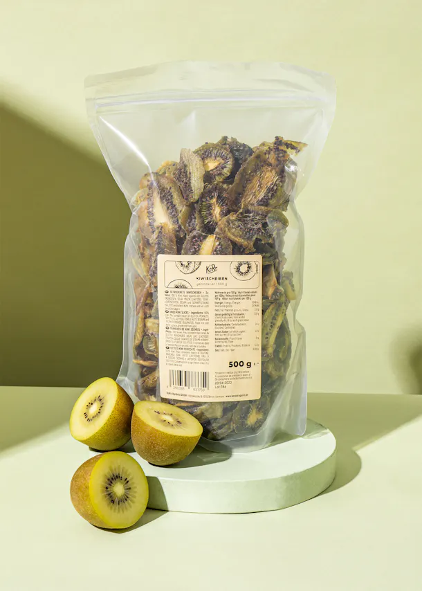 un sac de kiwis séchés est assis sur une table