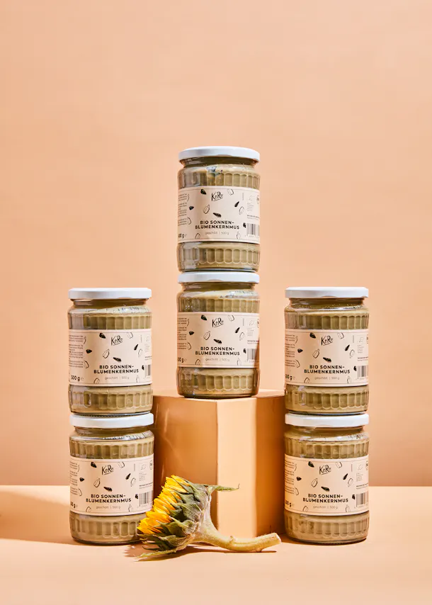 six jars of bio sonnen-sonnenblumen-mus are stacked on top of each other