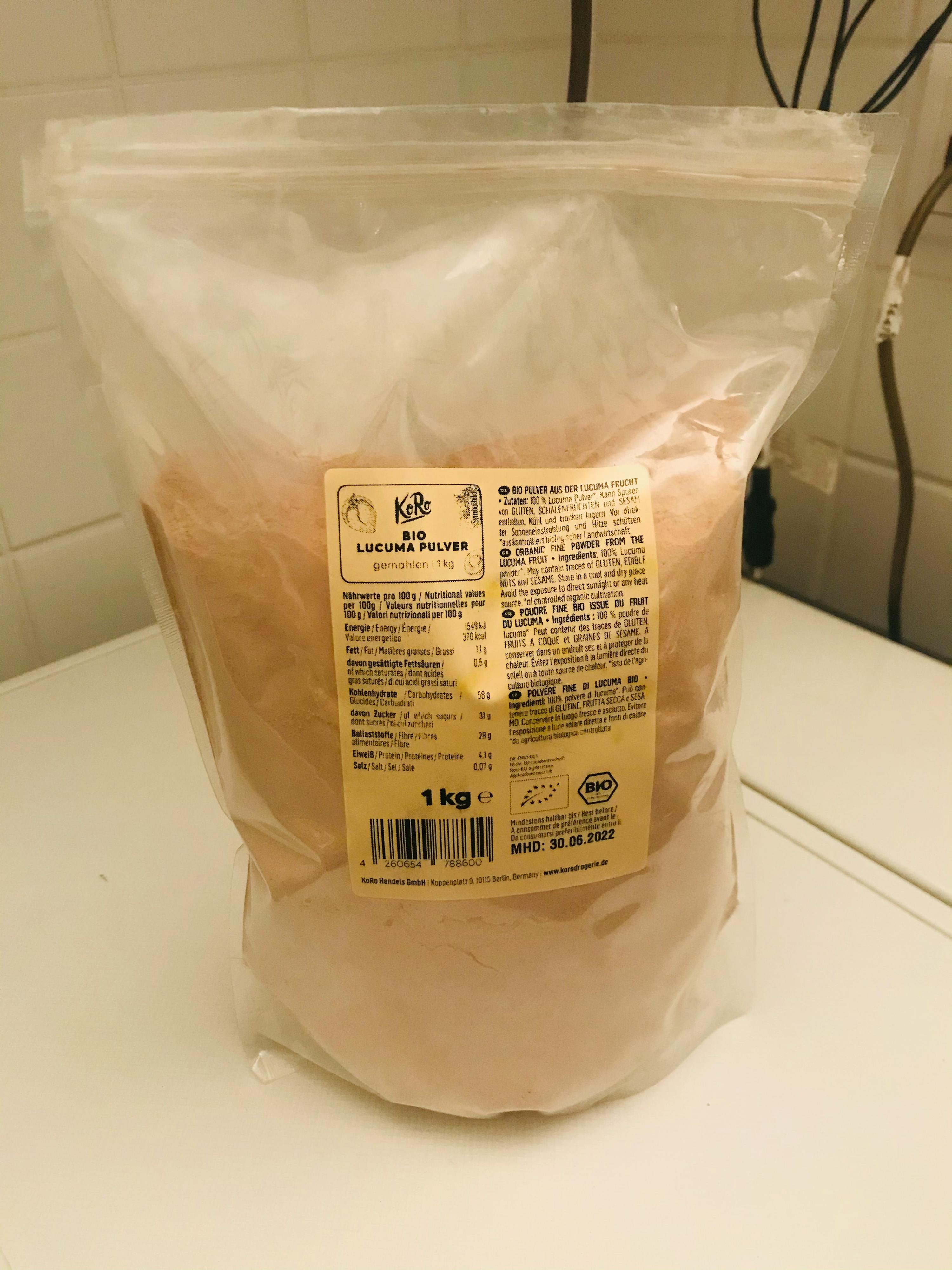 un sac en plastique contient un kilogramme de poudre de cacao