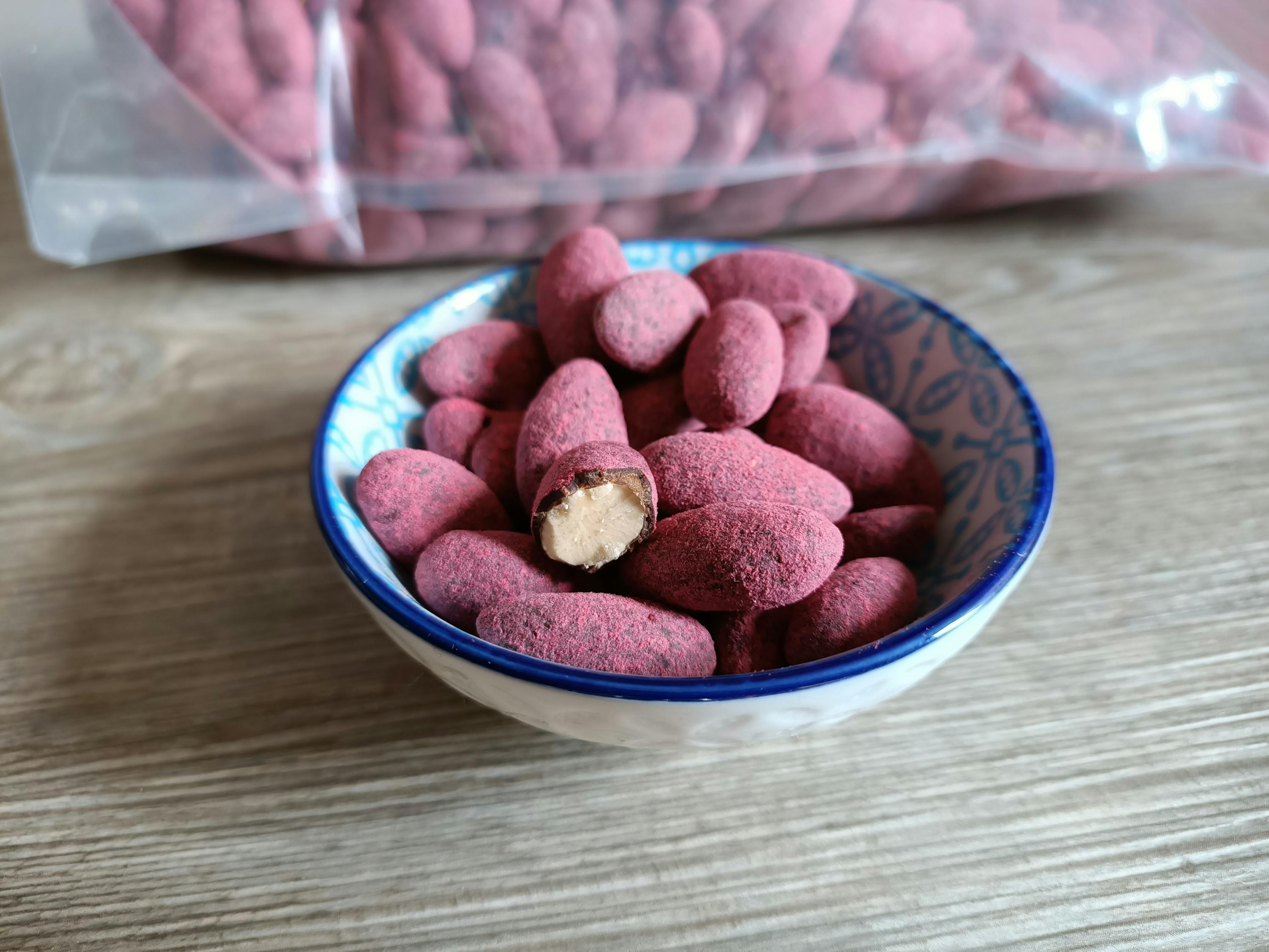 eine weiße und blaue Schüssel mit roten Erdnüssen