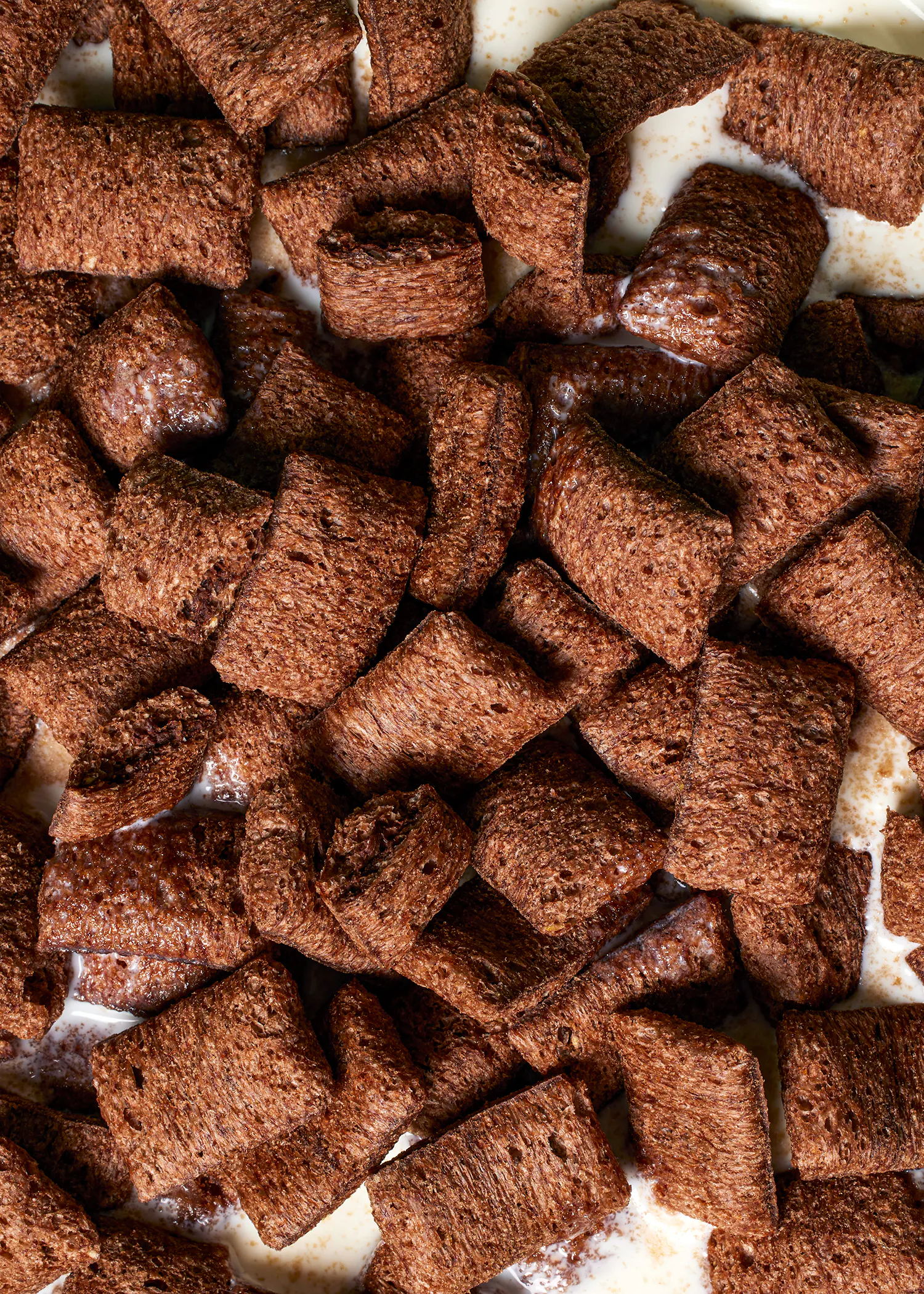 eine Nahaufnahme eines Haufens Schokoladenflocken mit Milch