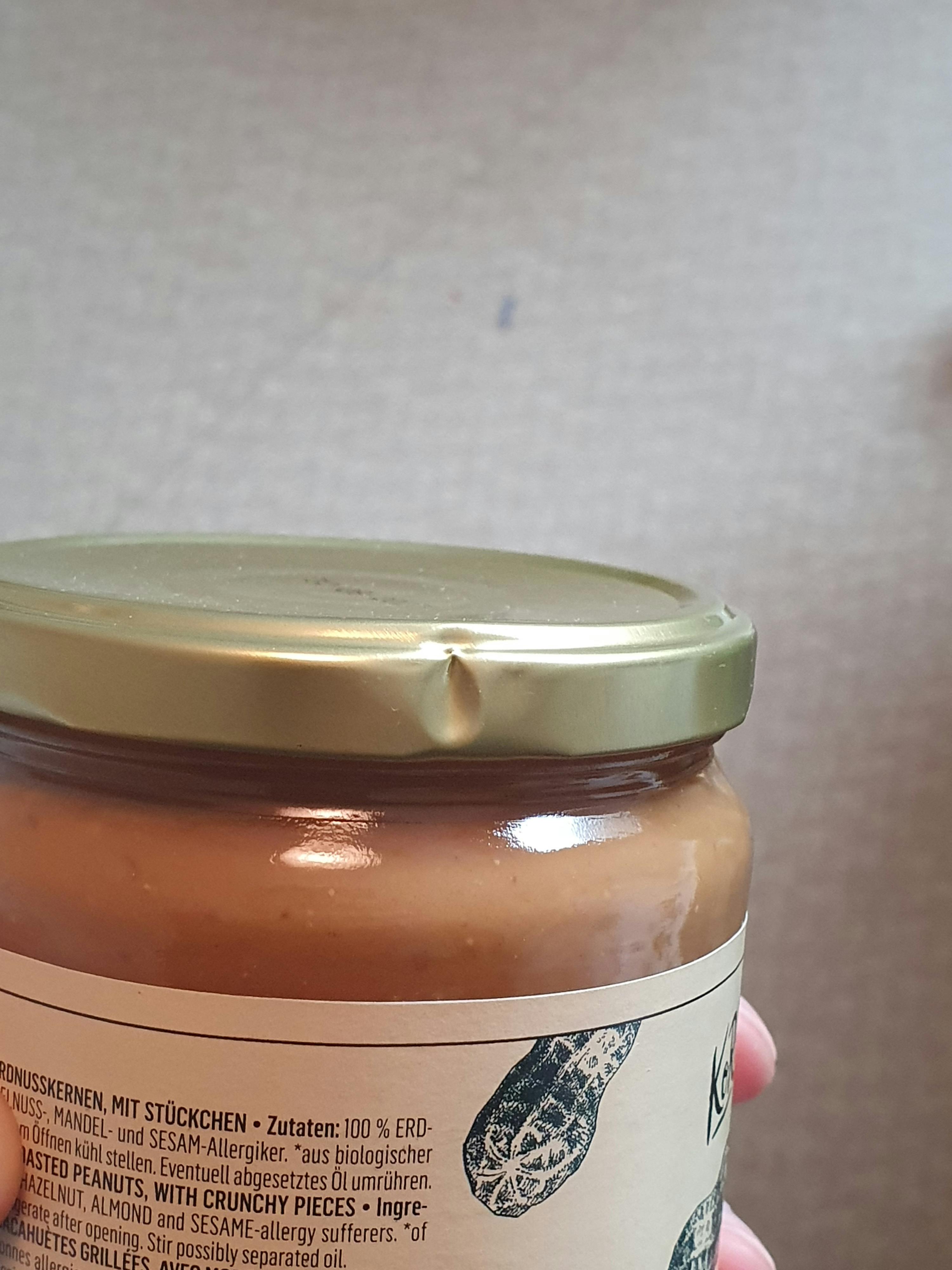 un gros plan d' un bocal de beurre d' arachide