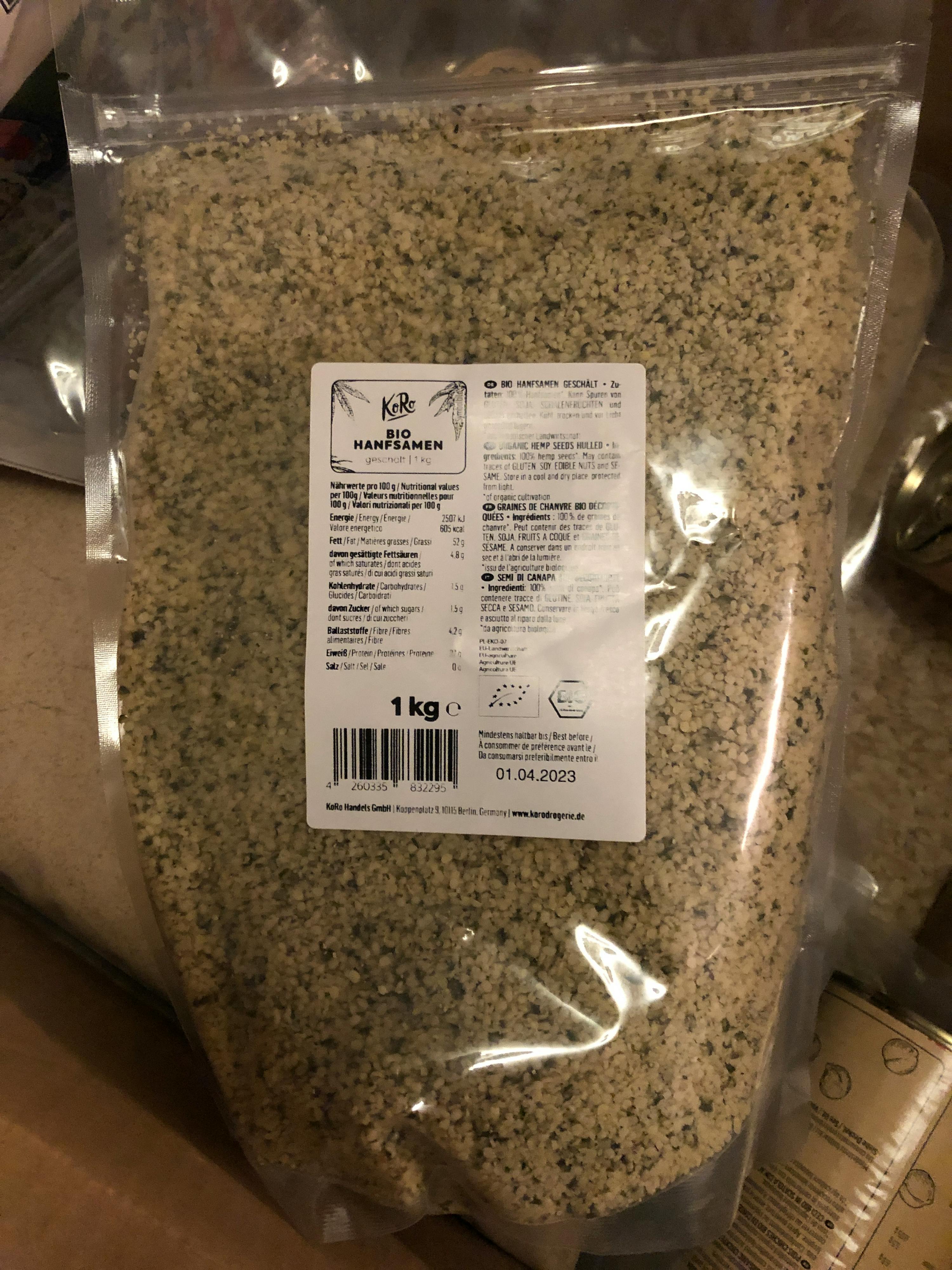 un sacchetto di semi di canapa con un etichetta che dice 1 kg