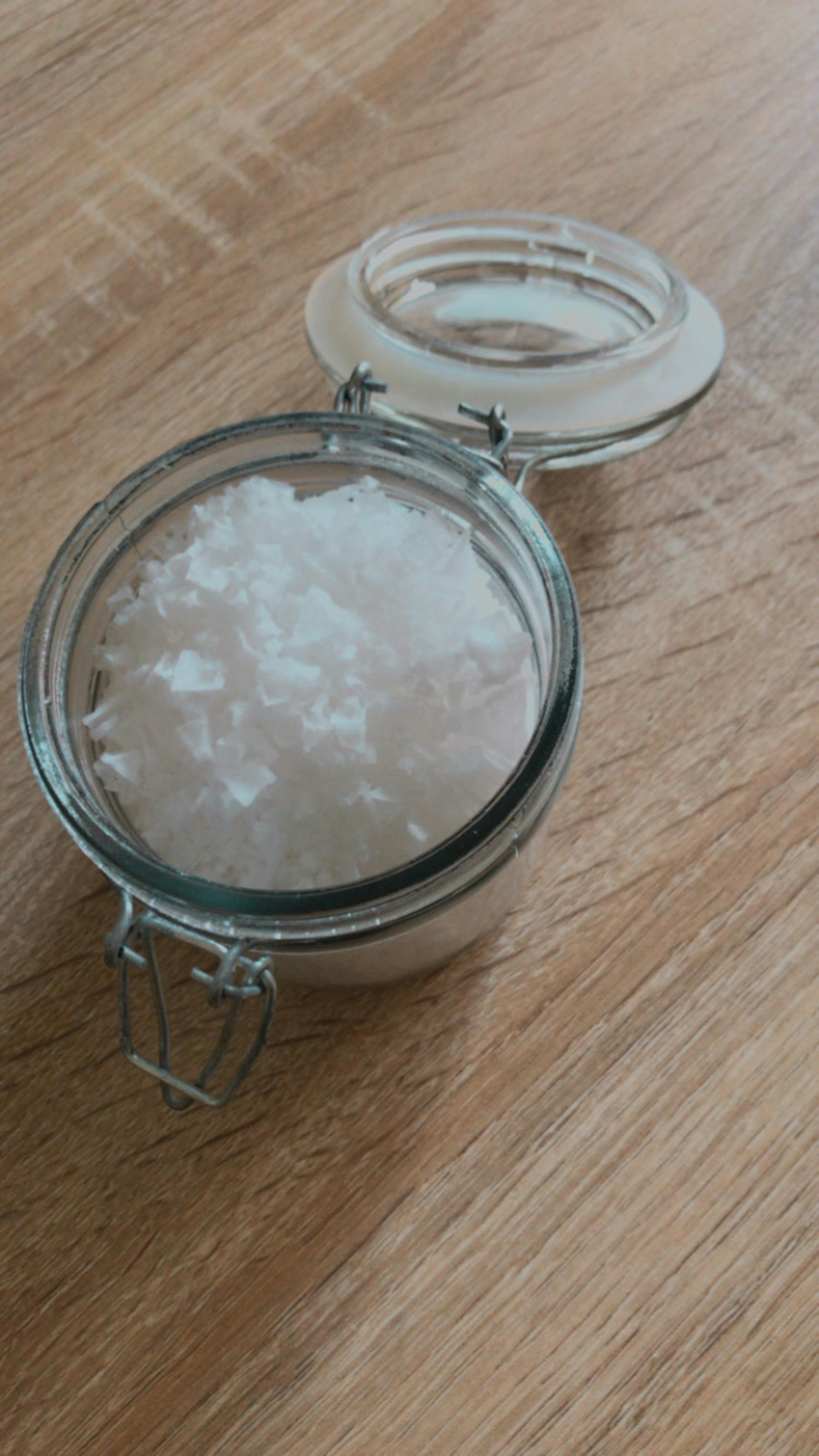 ein Glas mit einer weißen Flüssigkeit darin