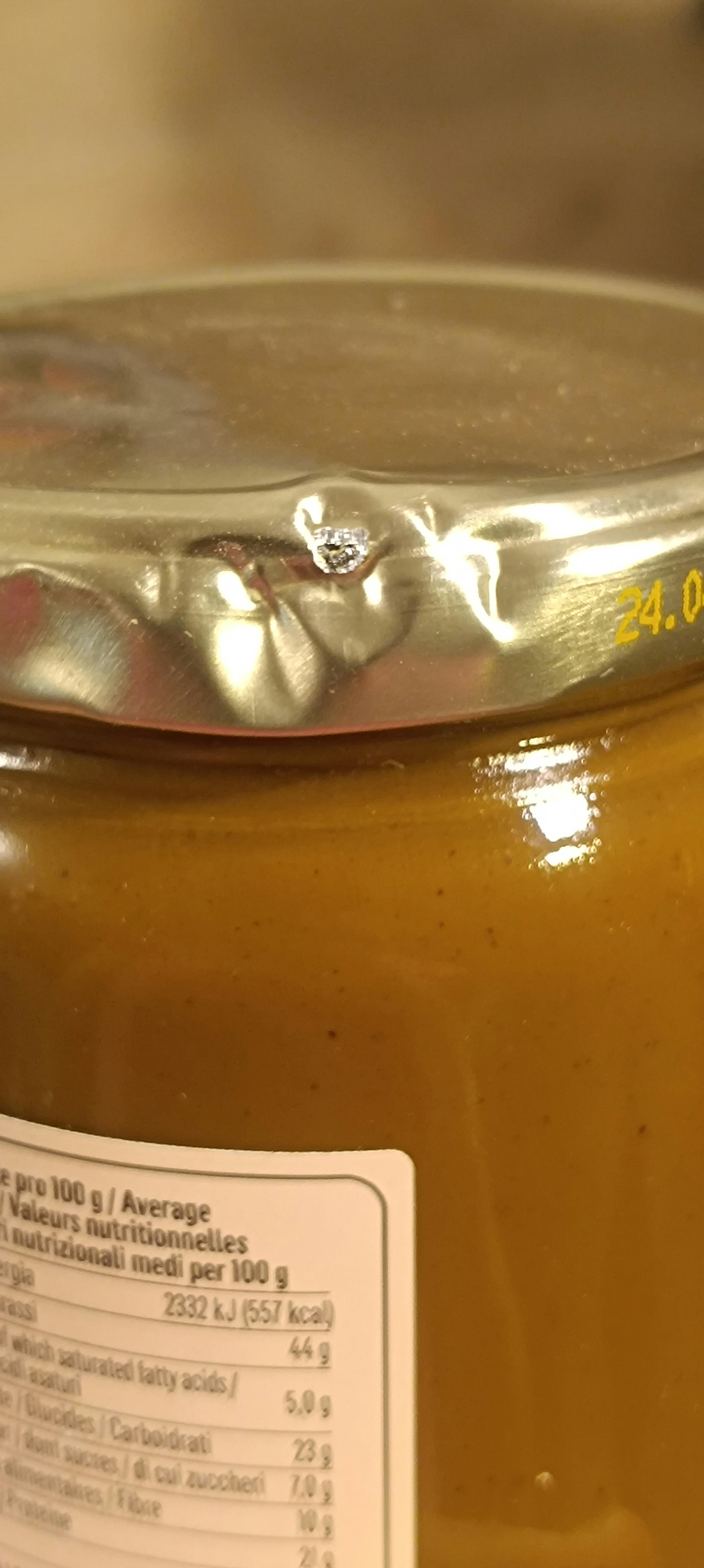 un gros plan d' un bocal de nourriture avec un couvercle en aluminium