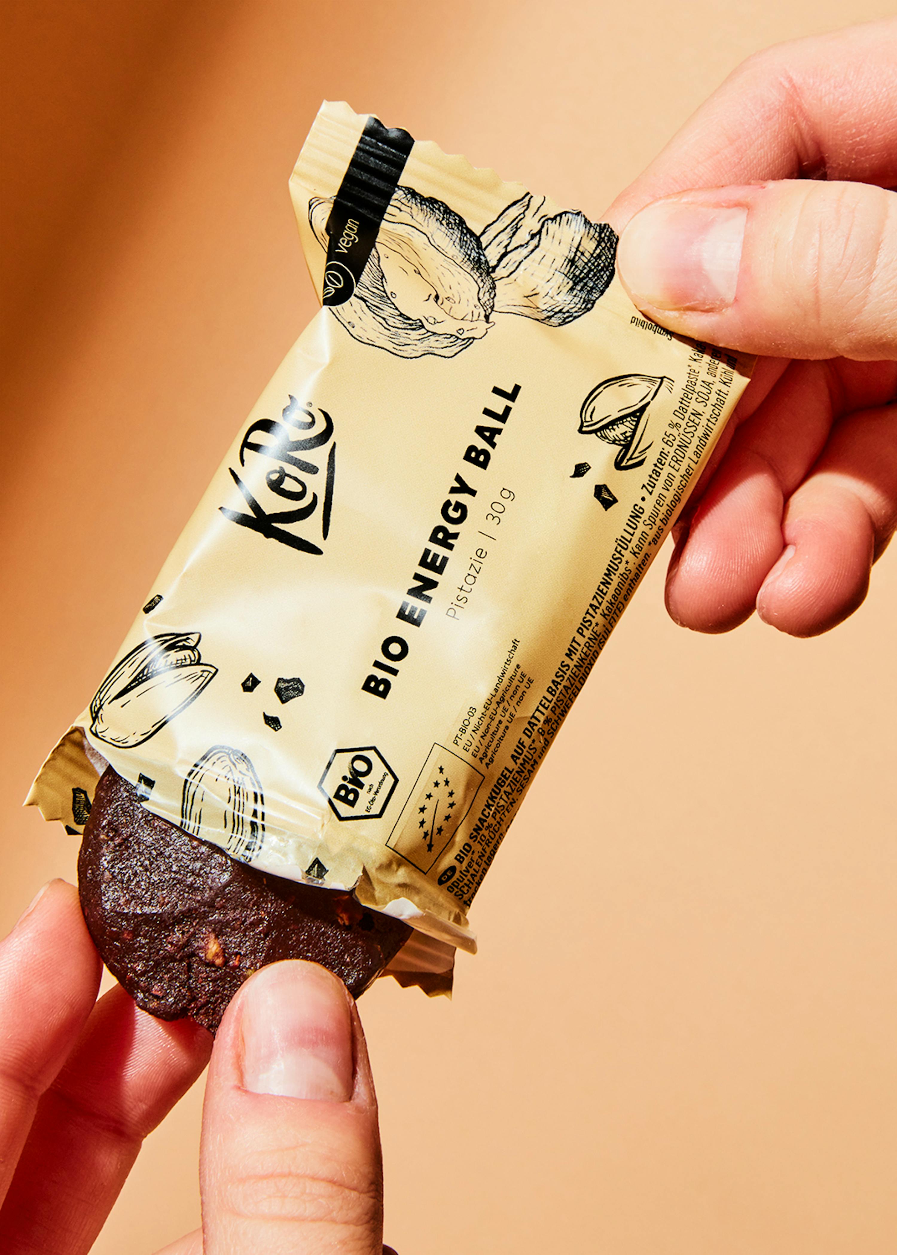 eine Person hält einen Bio-Energieball in der Hand