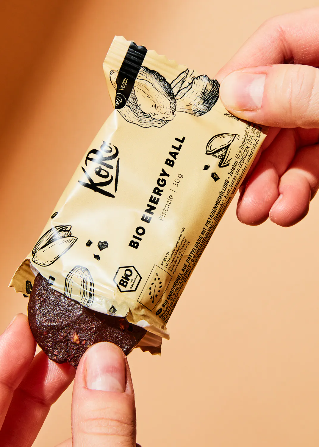 une personne tient une balle d' énergie bio à la main