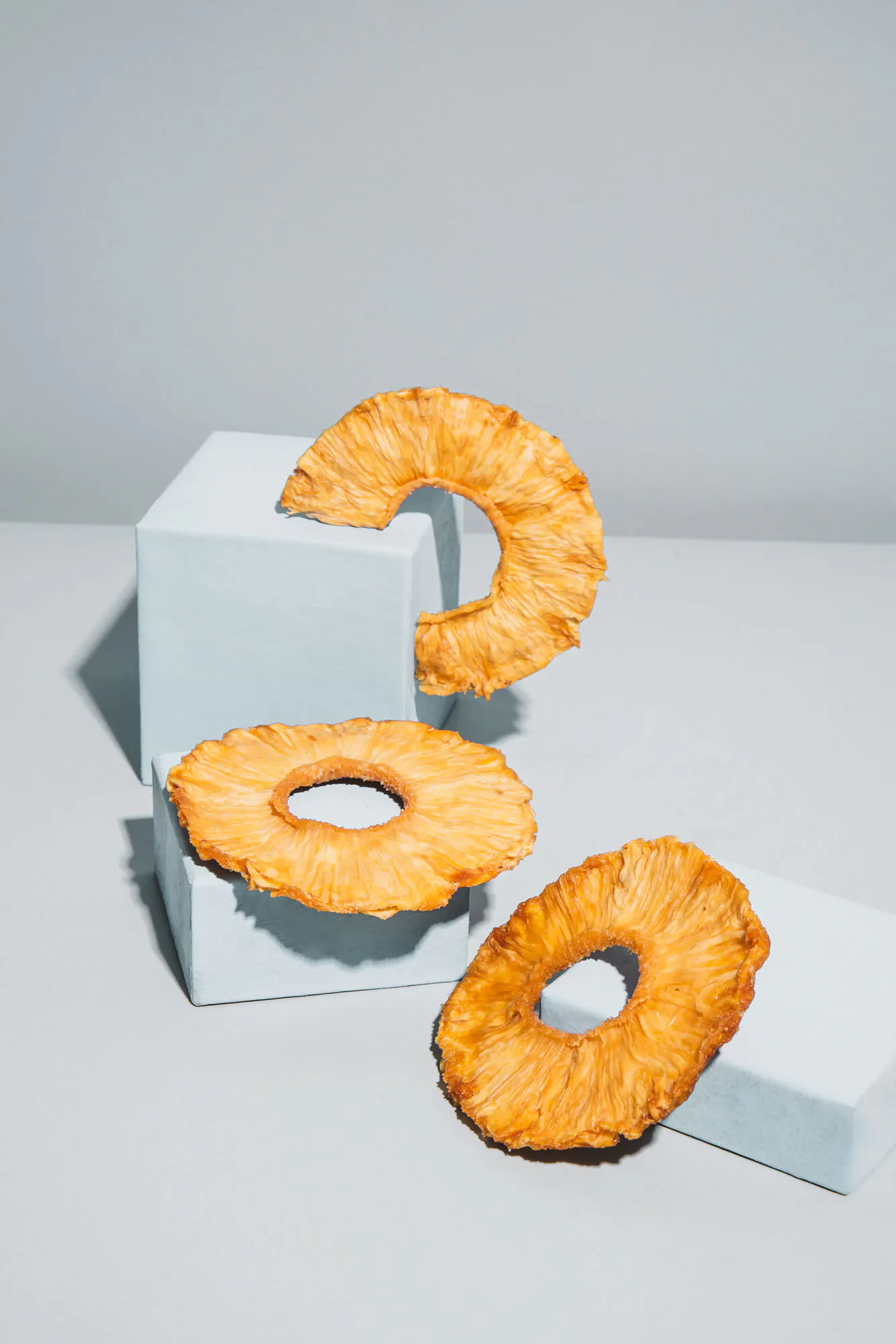 trois tranches d' ananas sont assises sur des cubes bleus