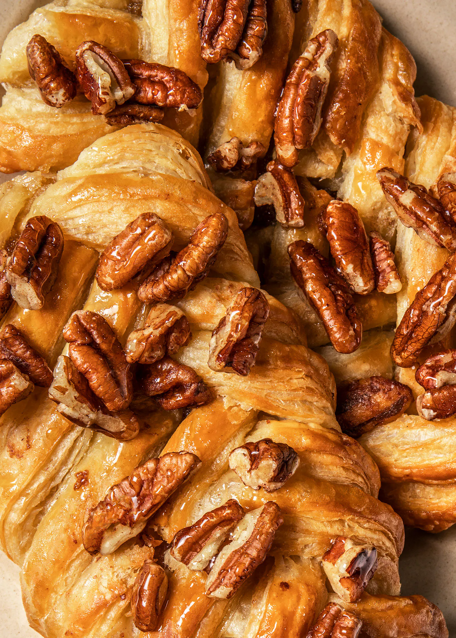 un gros plan d' un croissant avec des noix de pécan
