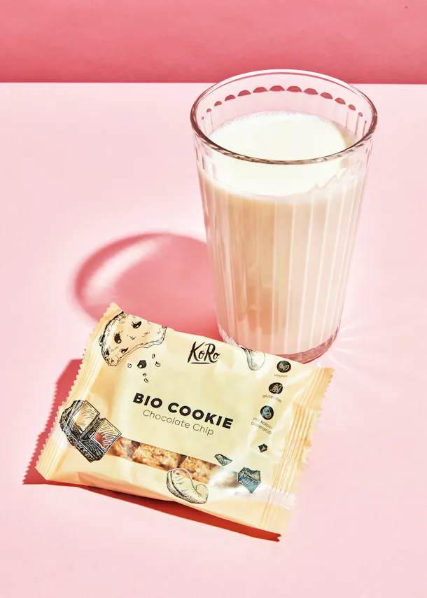 un paquet de biscuits bio à côté d' un verre de lait