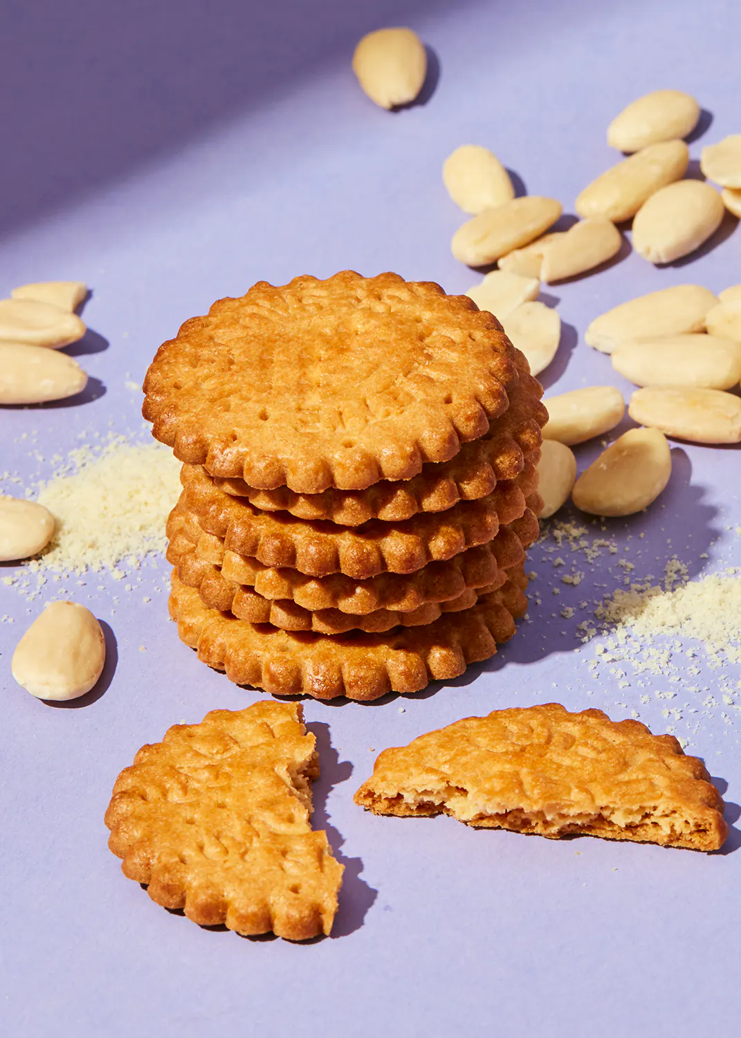 un tas de biscuits empilés les uns sur les autres sur une surface violette