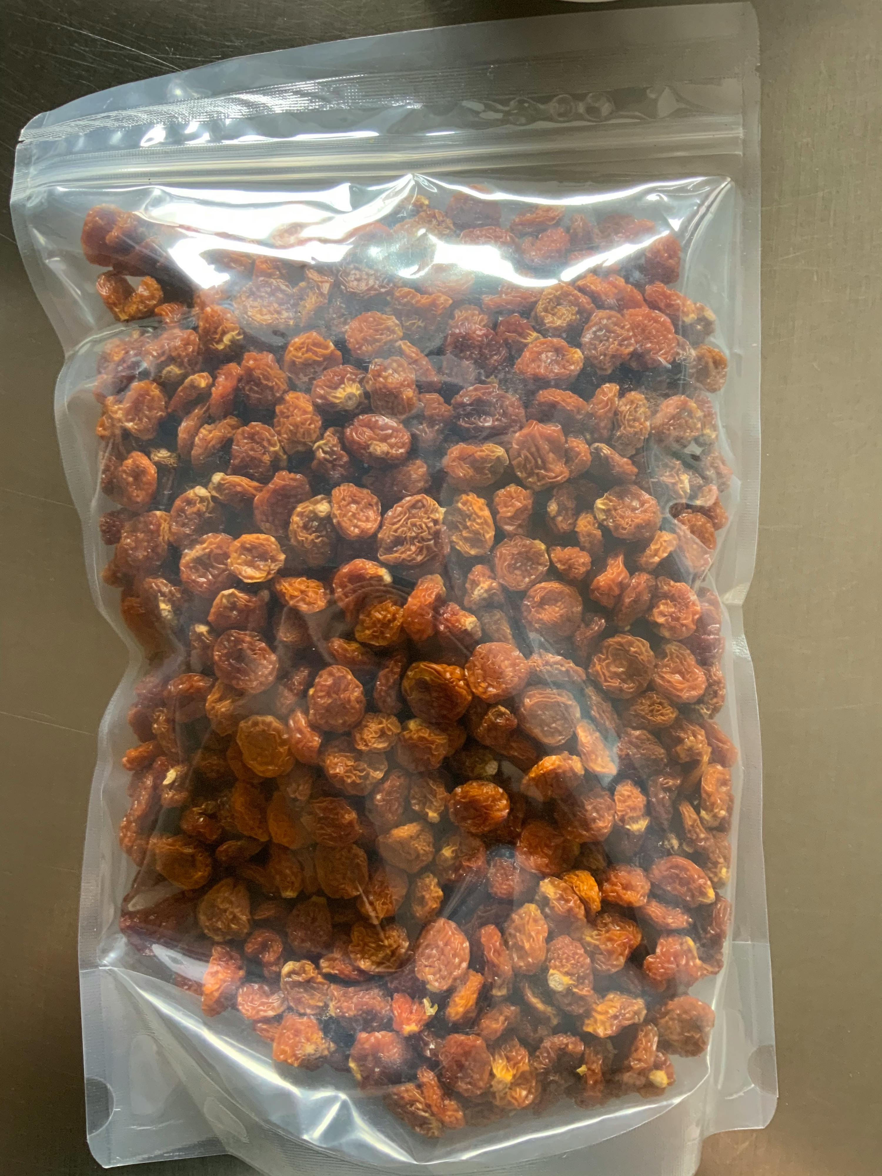 eine Nahaufnahme eines Plastikbeutels mit getrockneten Tomaten