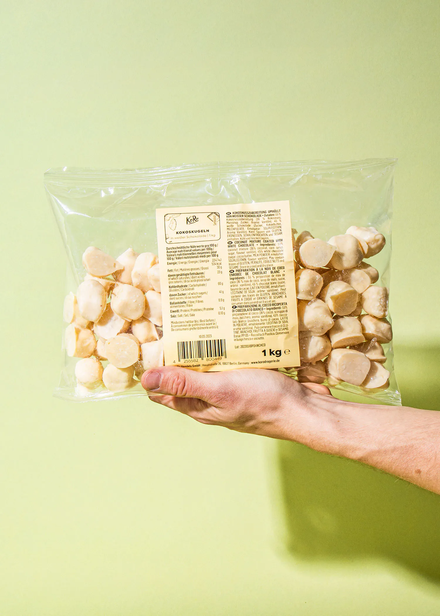 eine Person hält einen Plastikbeutel mit einem Etikett darauf