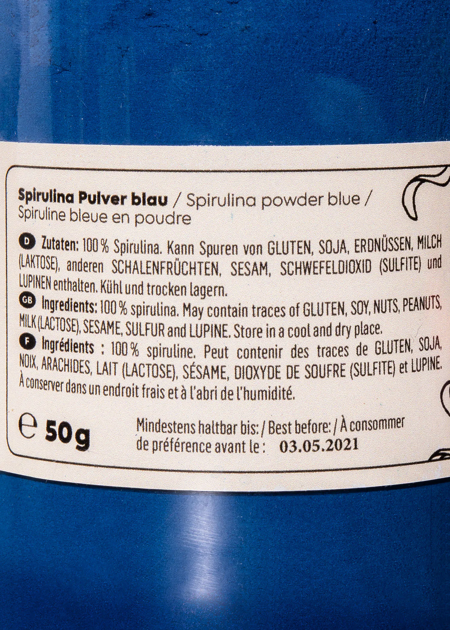 die Rückseite einer blauen Dose spirulina pulver blau