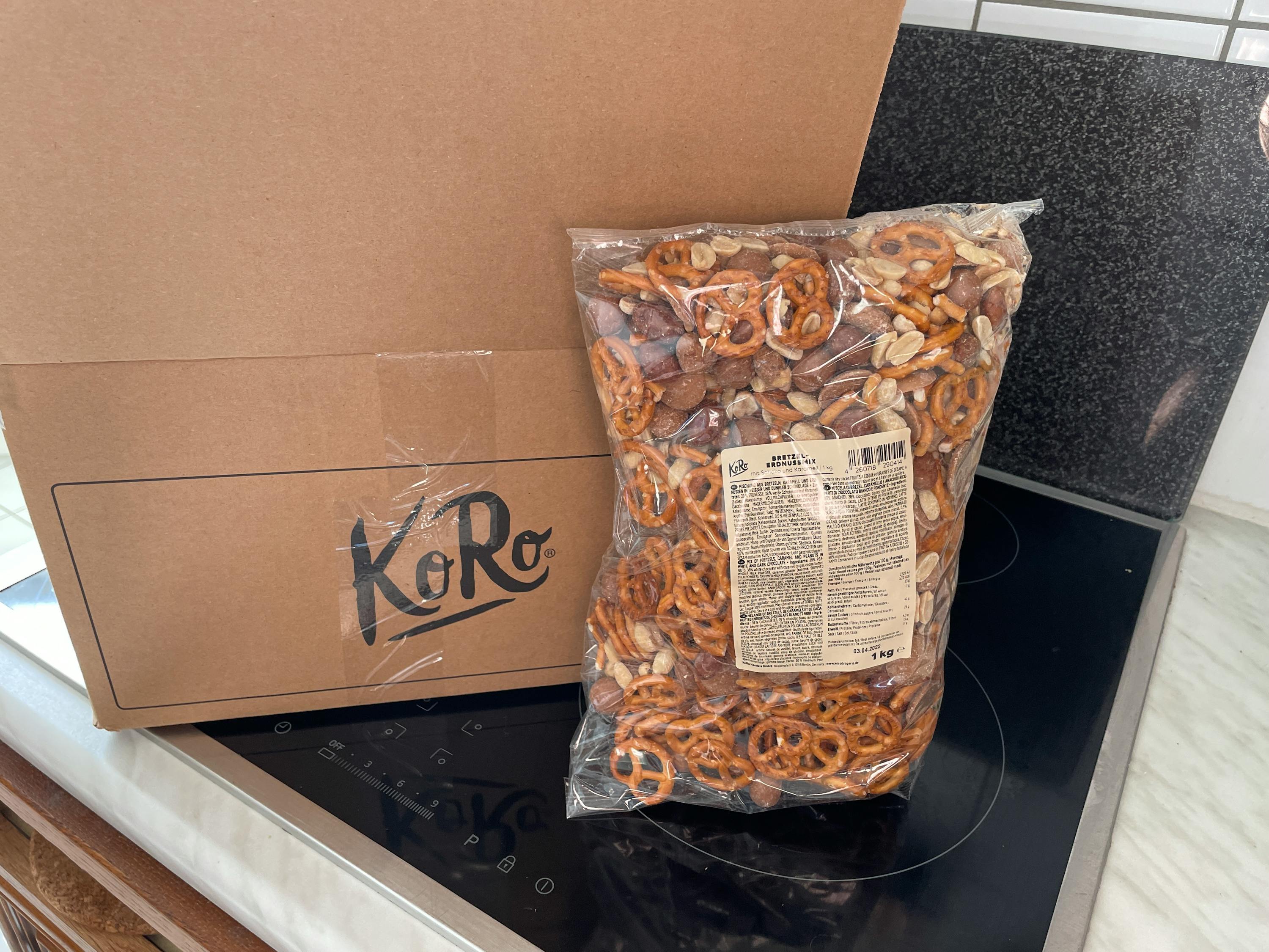 un sac de bretzels et de noix est assis sur une cuisinière à gaz