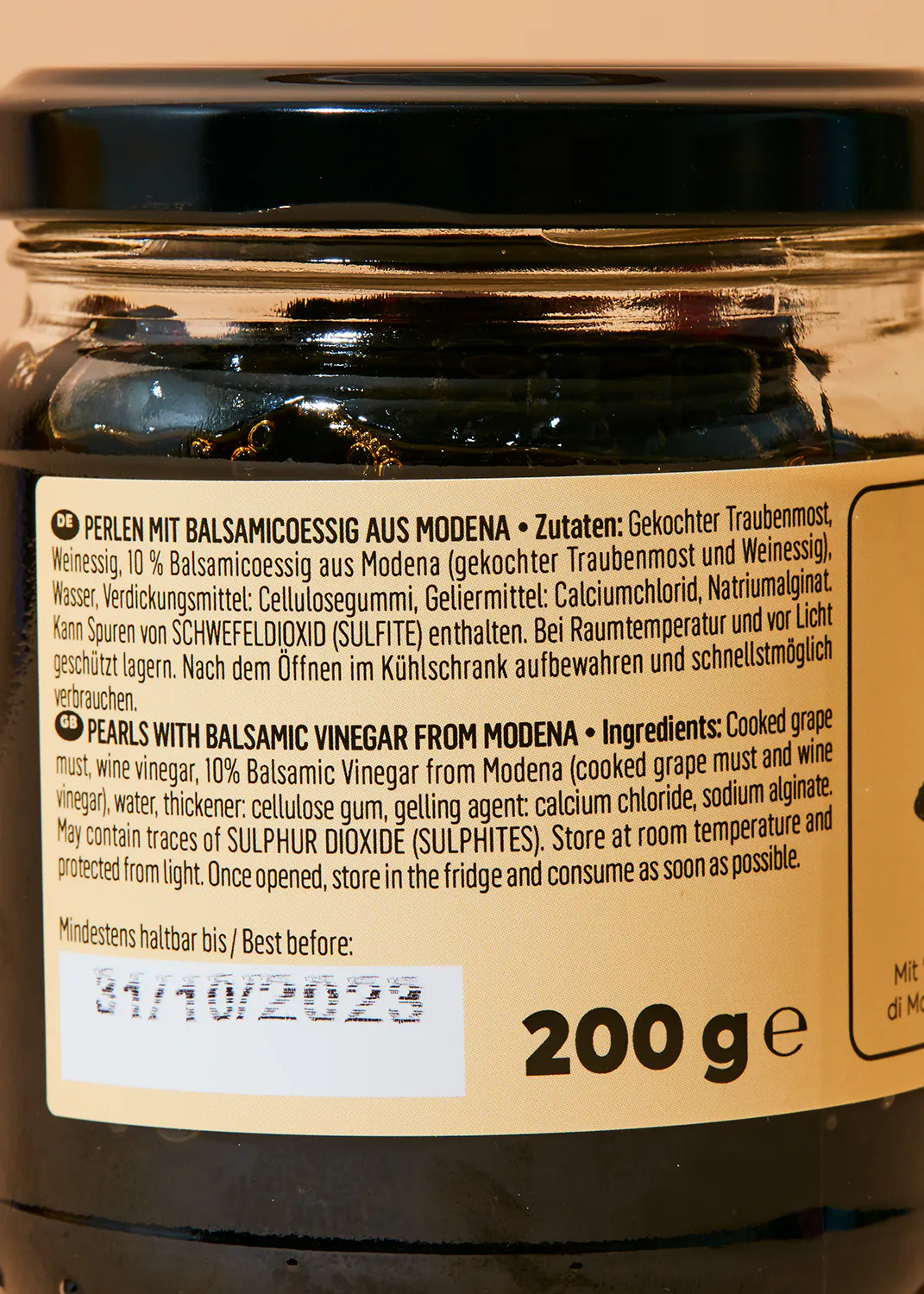 la etiqueta de un frasco de perlas con vinagre balsámico de modena
