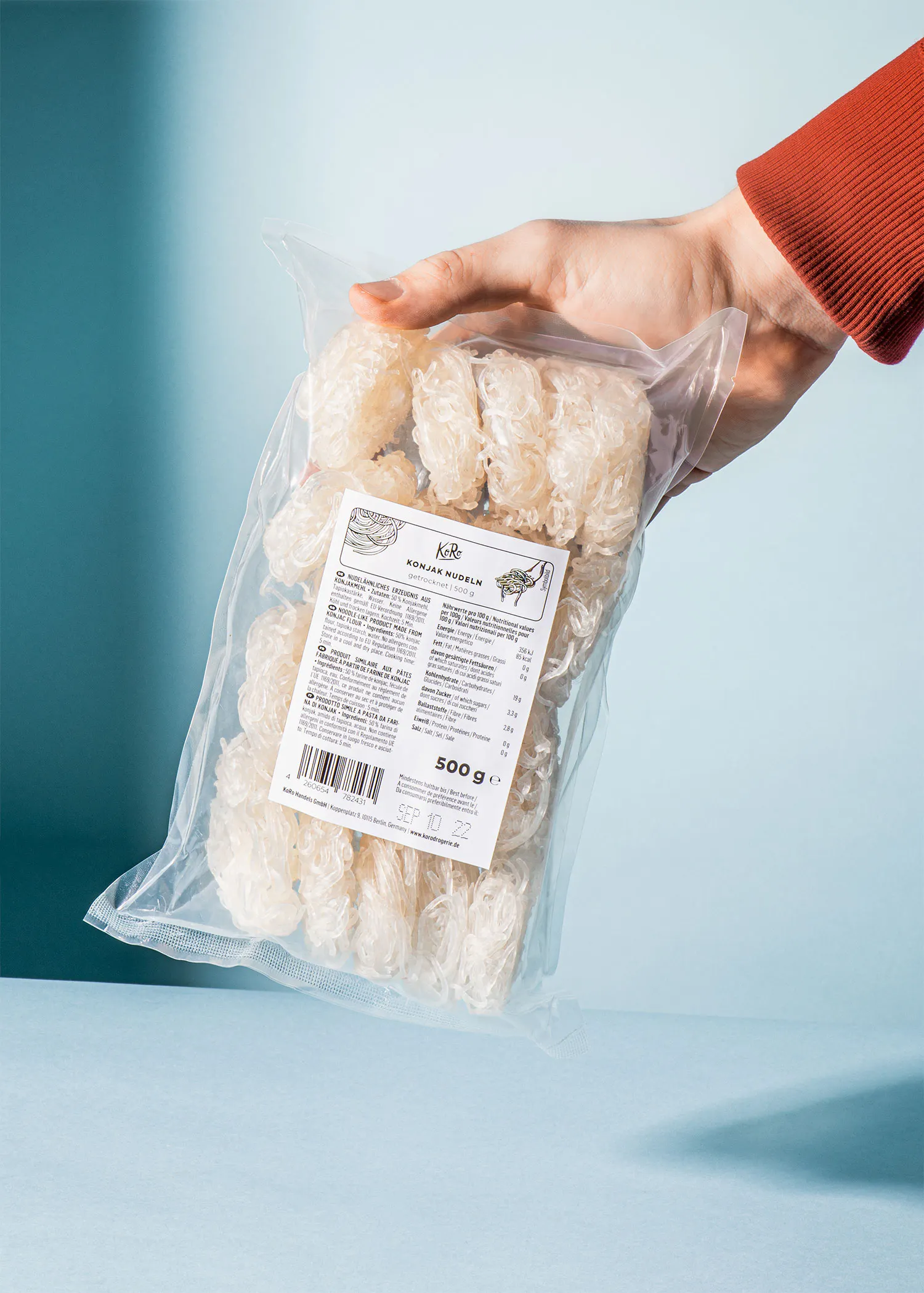 eine Person hält einen Plastikbeutel mit einem Etikett auf der Rückseite