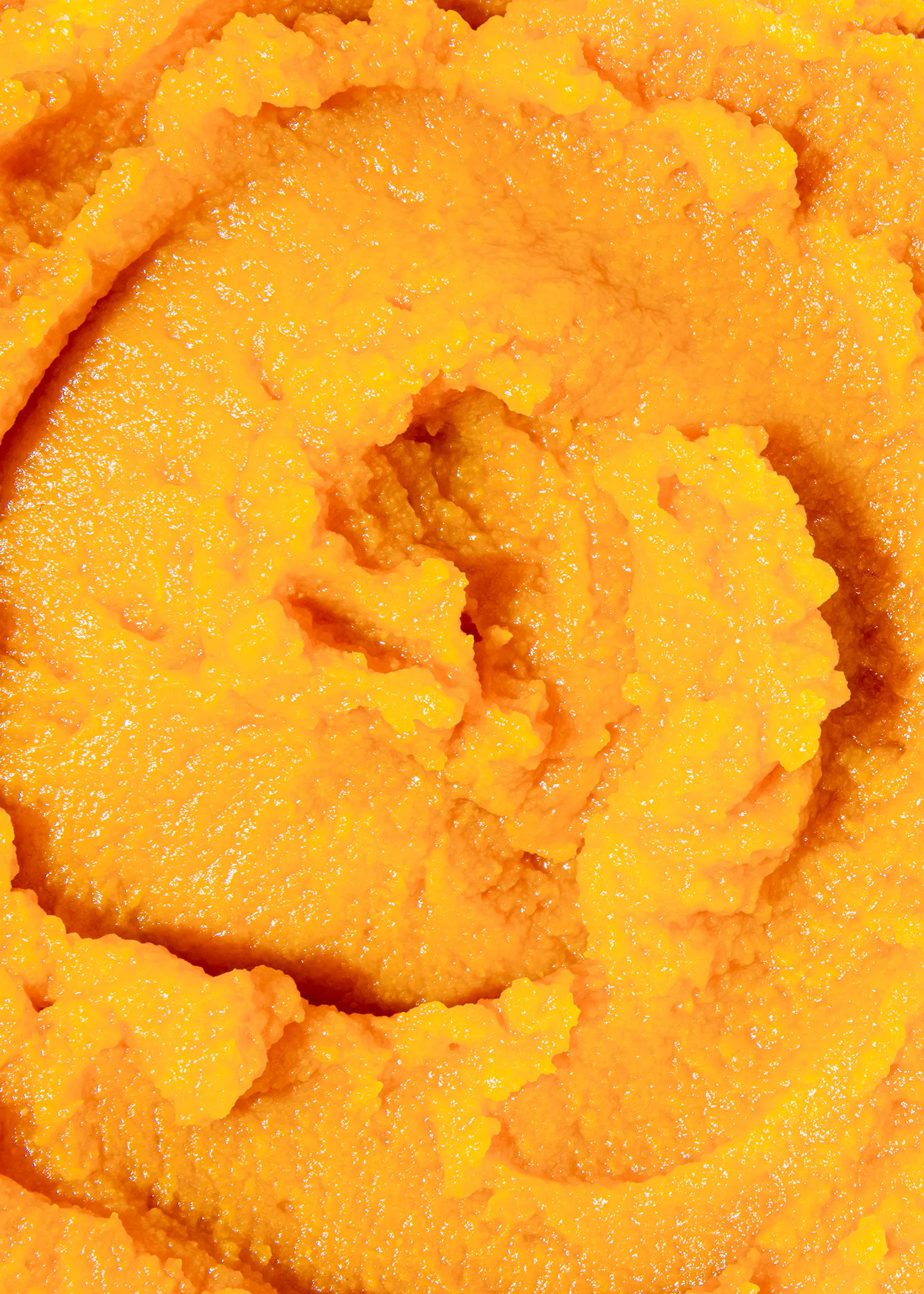 un gros plan d' une purée d' orange avec un trou au milieu