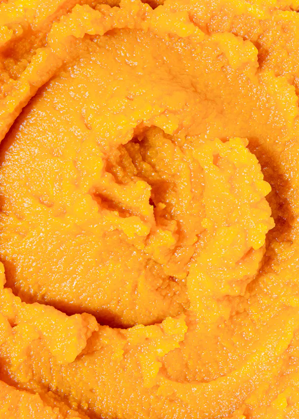 un gros plan d' une purée d' orange avec un trou au milieu