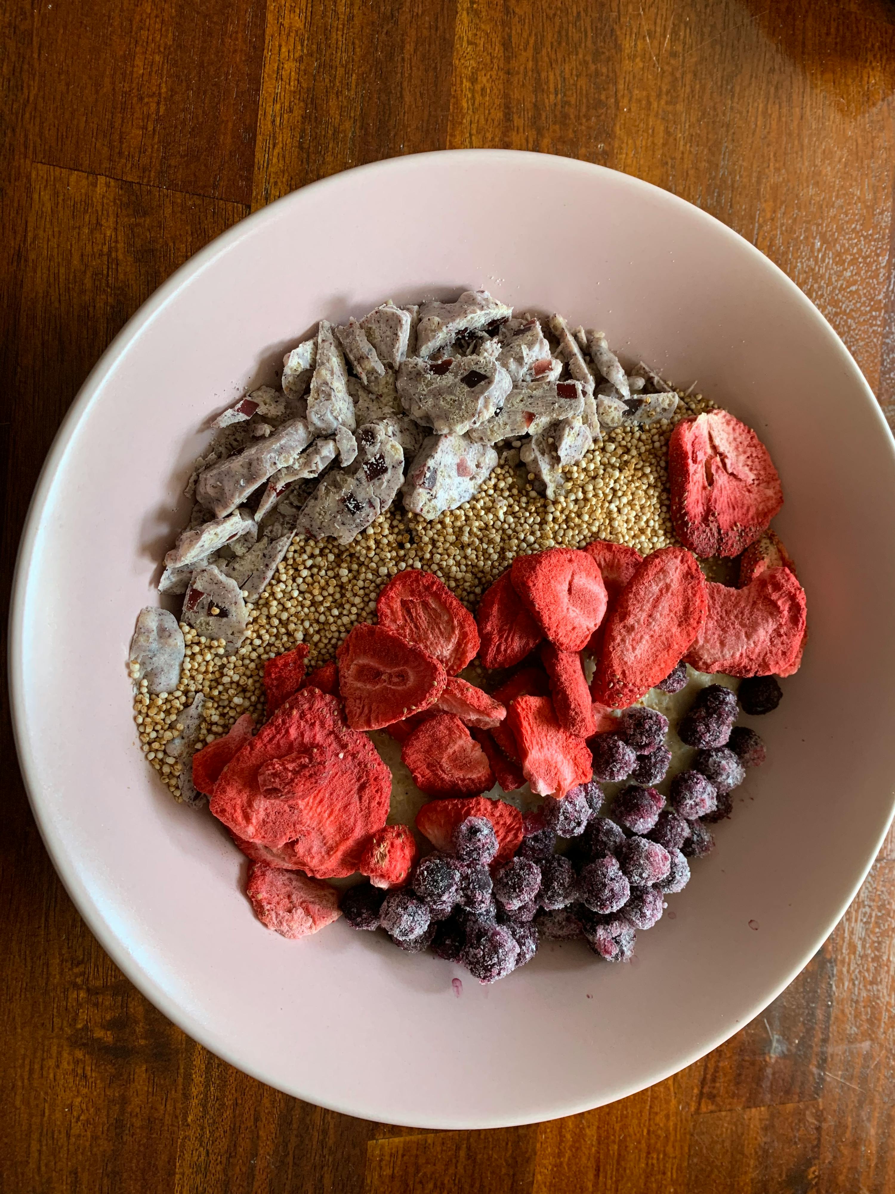 eine schüssel mit trockenfrüchten , quinoa und blaubeeren
