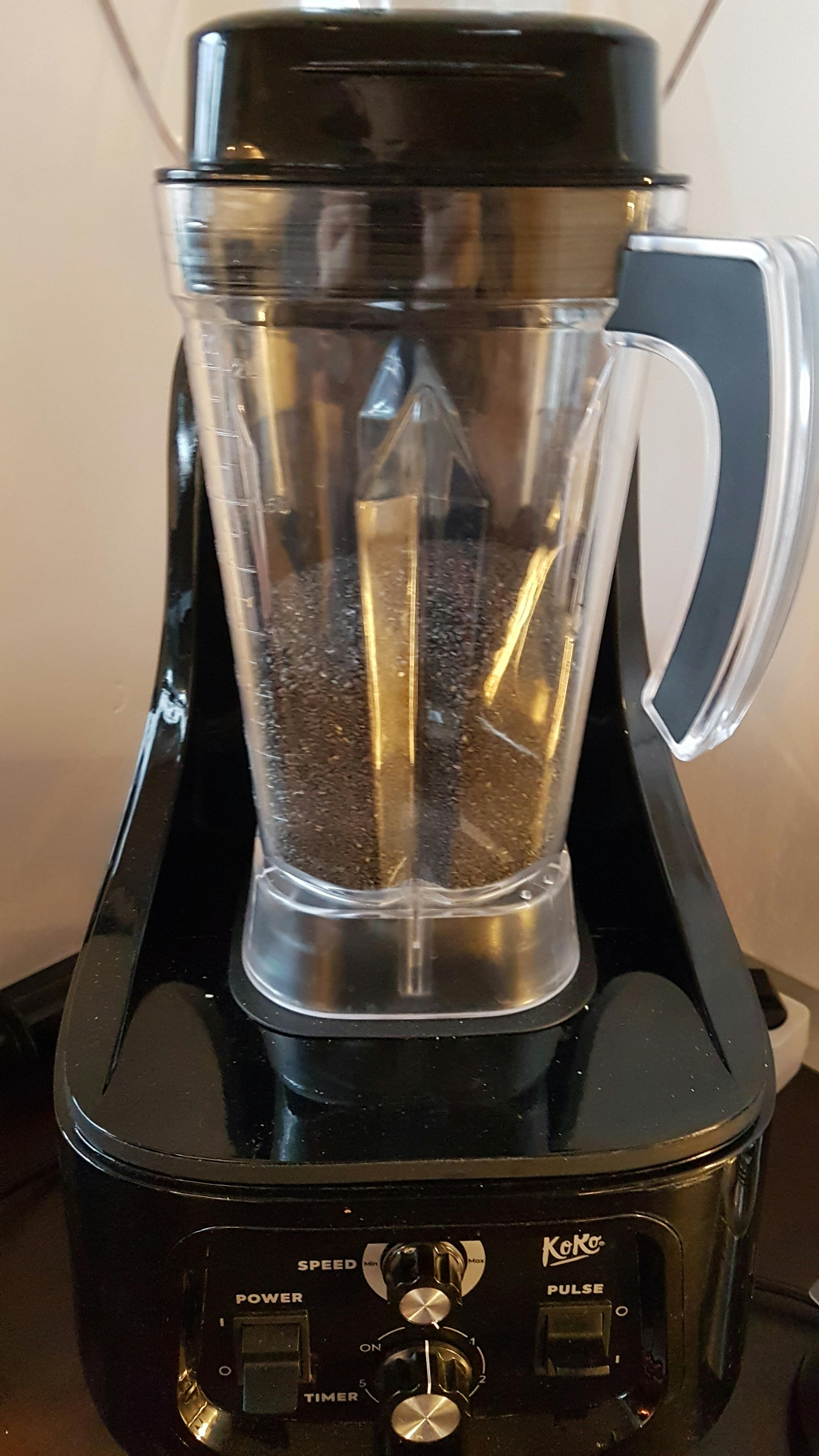 ein schwarzer mixer mit einem klaren behälter darauf