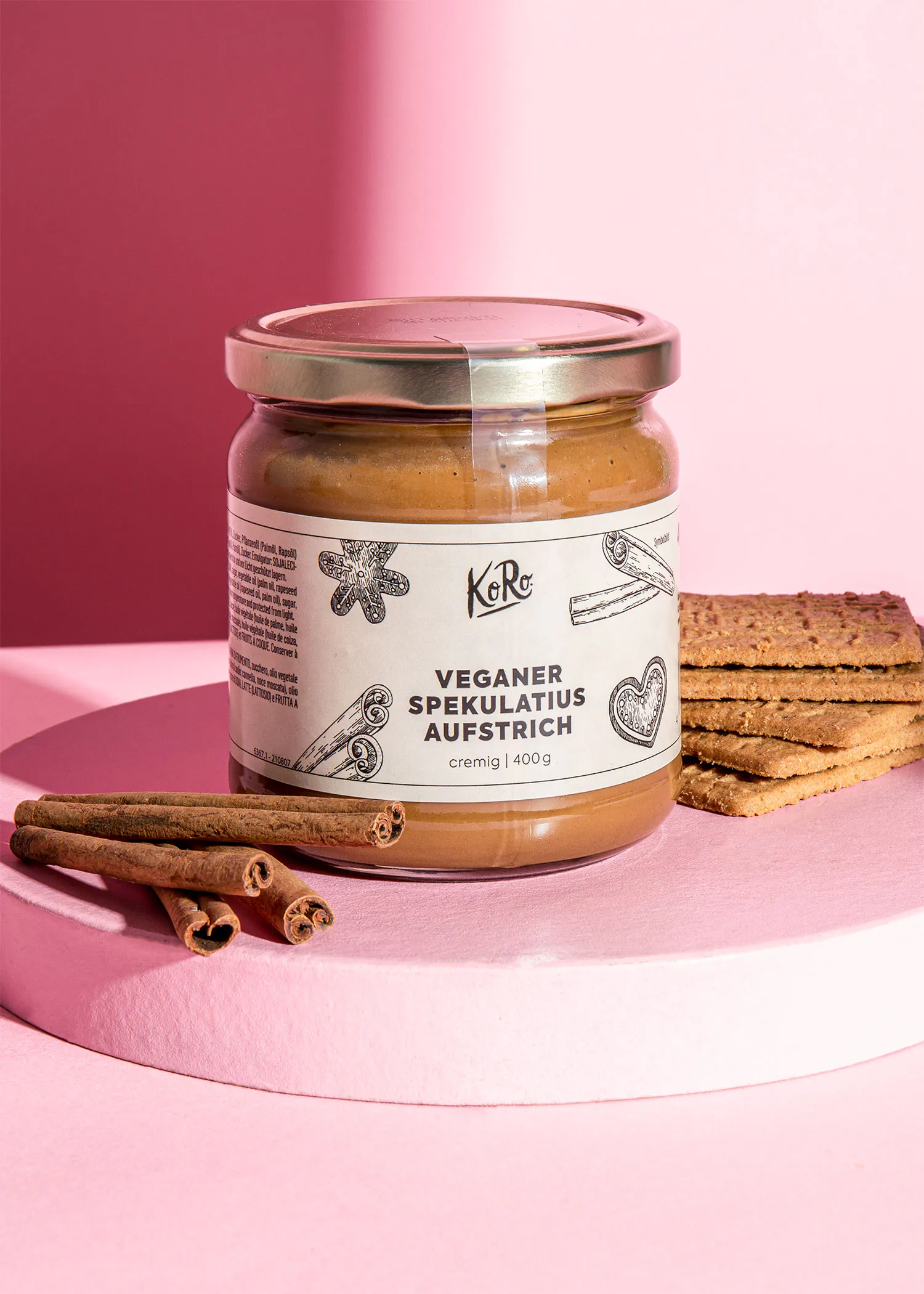 un bocal de kéro avec des bâtons de cannelle dessus