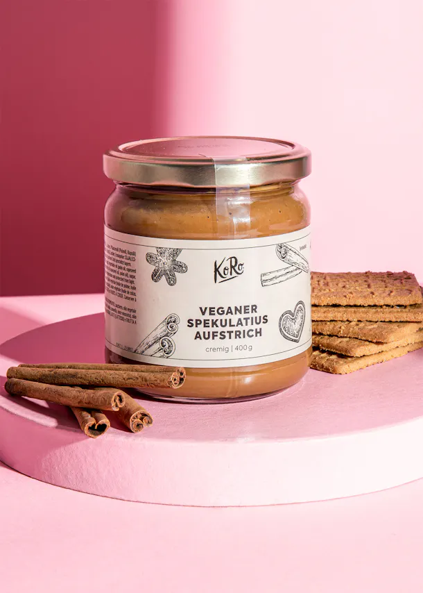 un bocal de kéro avec des bâtons de cannelle dessus