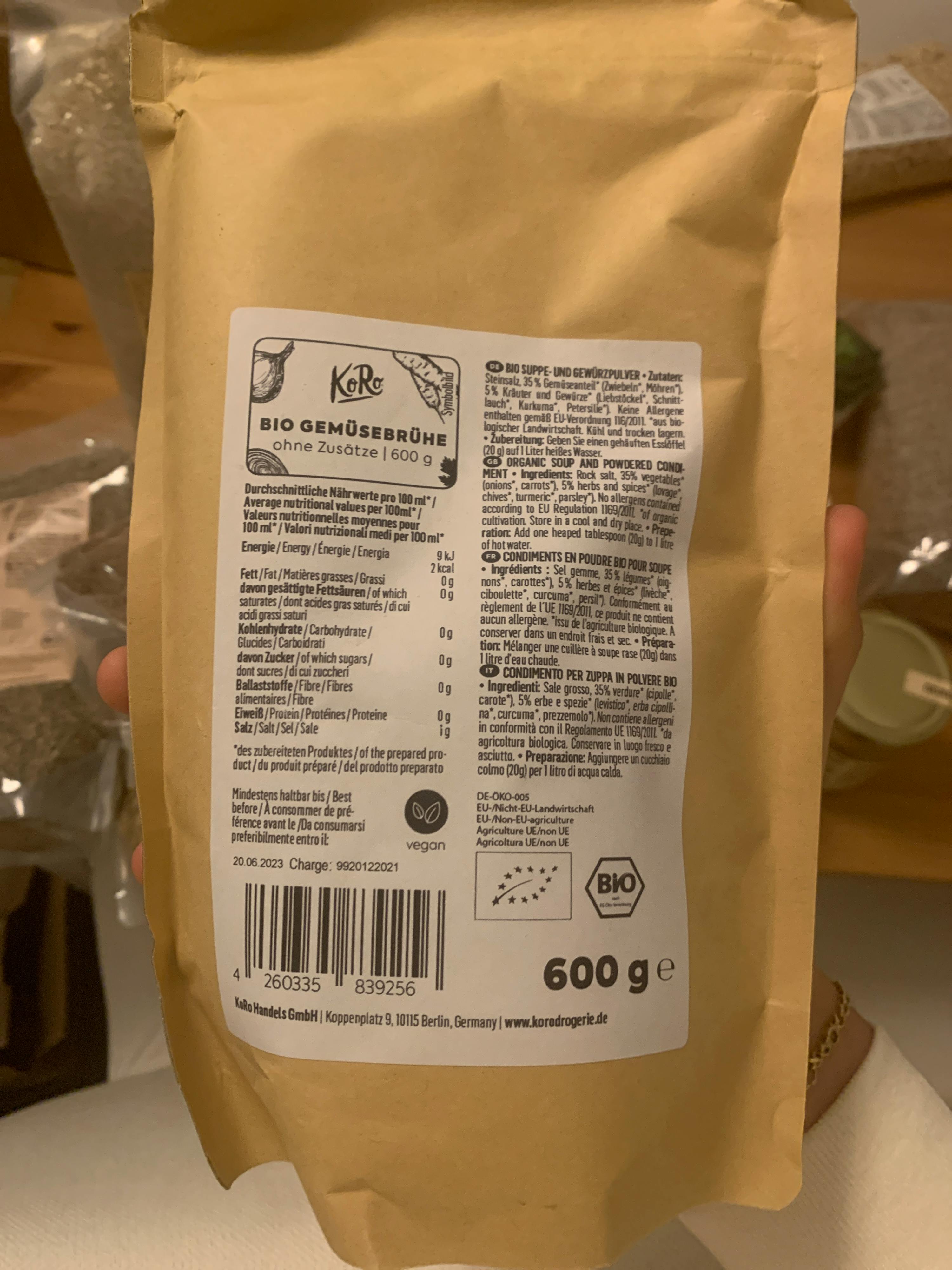 una persona tiene in mano un sacchetto di 600 grammi di cibo bio