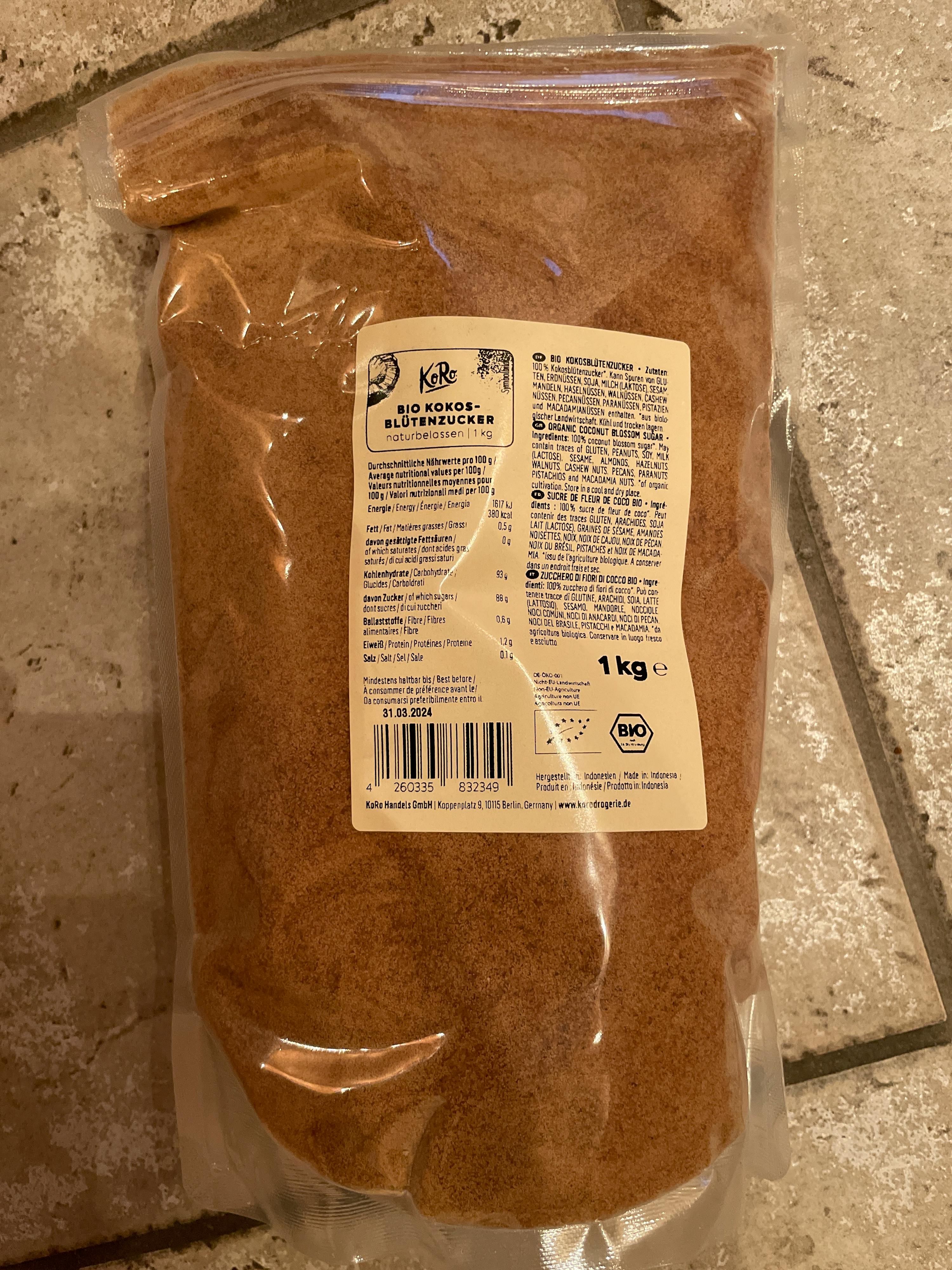 un sacchetto di zucchero di canna bio è seduto su un pavimento di piastrelle