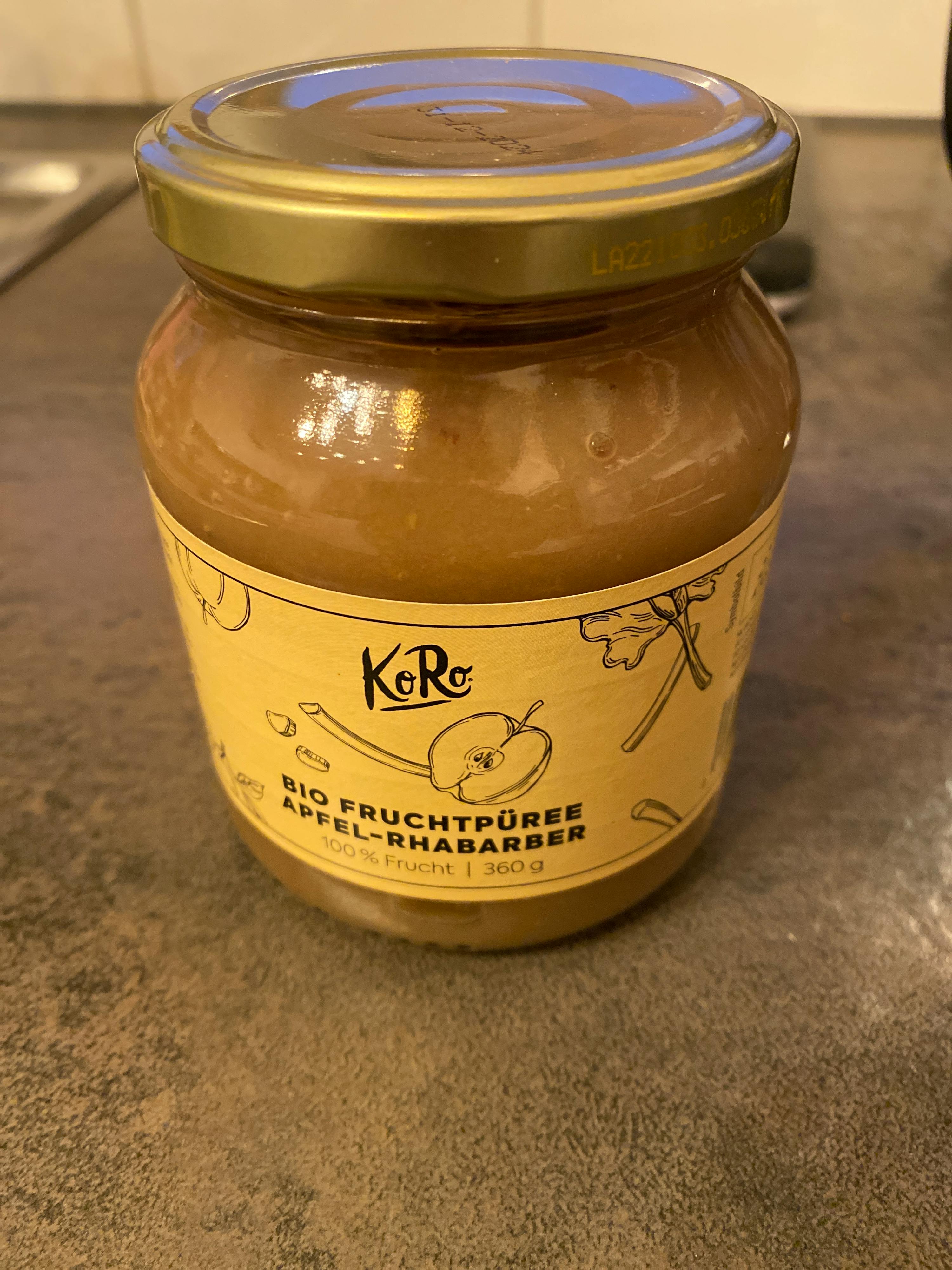 un bocal de purée de fruits avec une étiquette jaune