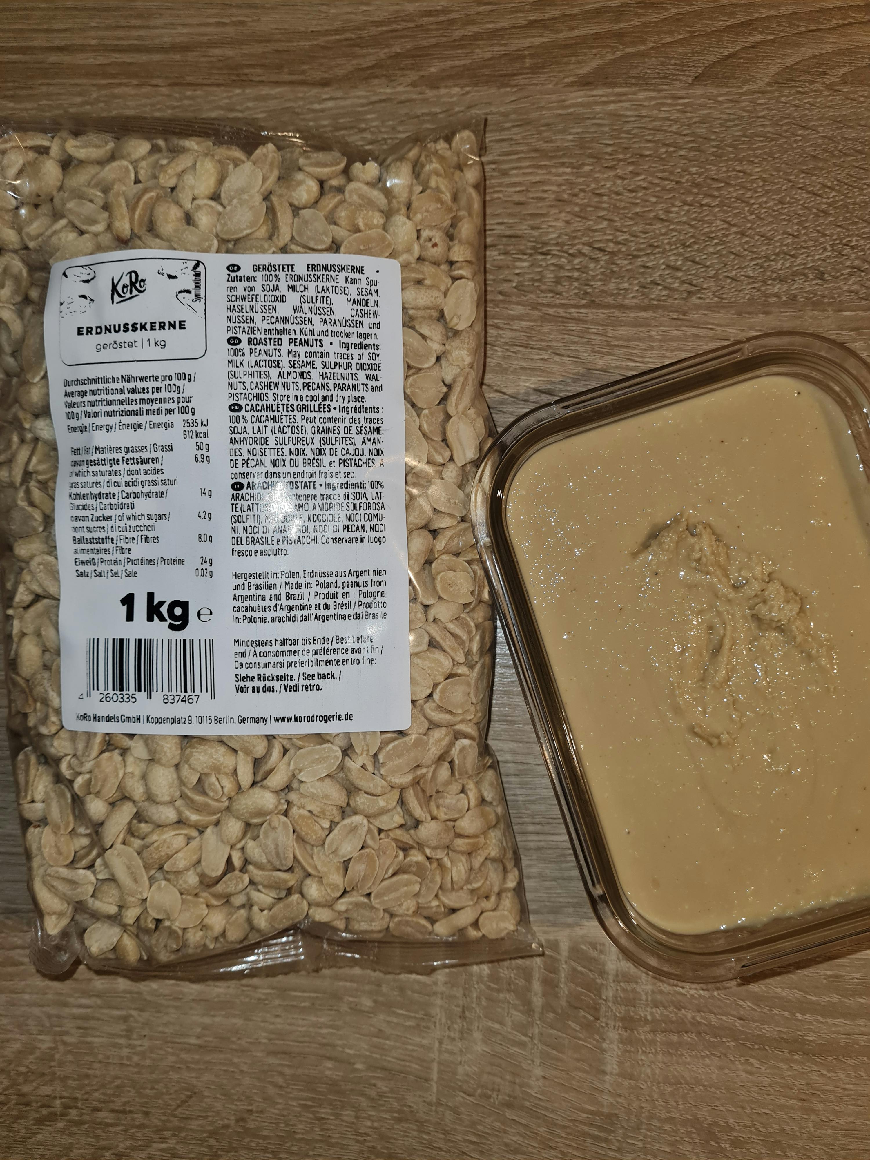 un sac de cacahuètes est assis à côté d' une boîte de beurre de cacahuètes