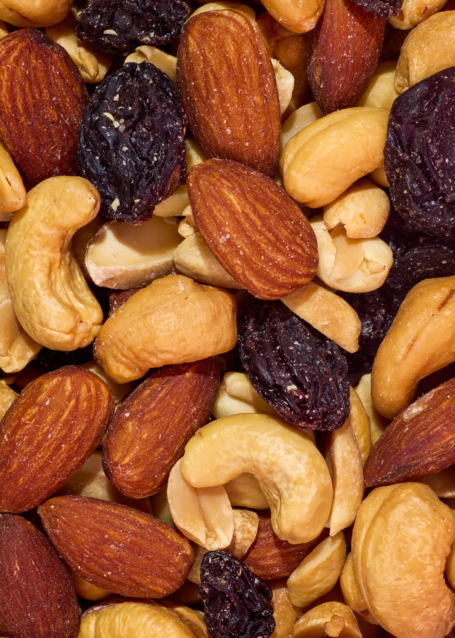 eine Nahaufnahme eines Haufens Nüsse und Pflaumen