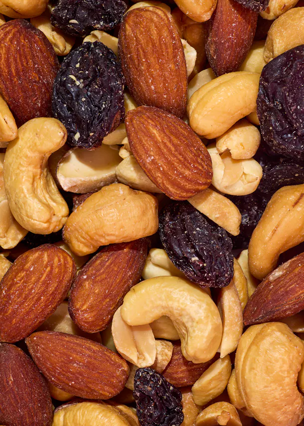 eine Nahaufnahme eines Haufens Nüsse und Pflaumen