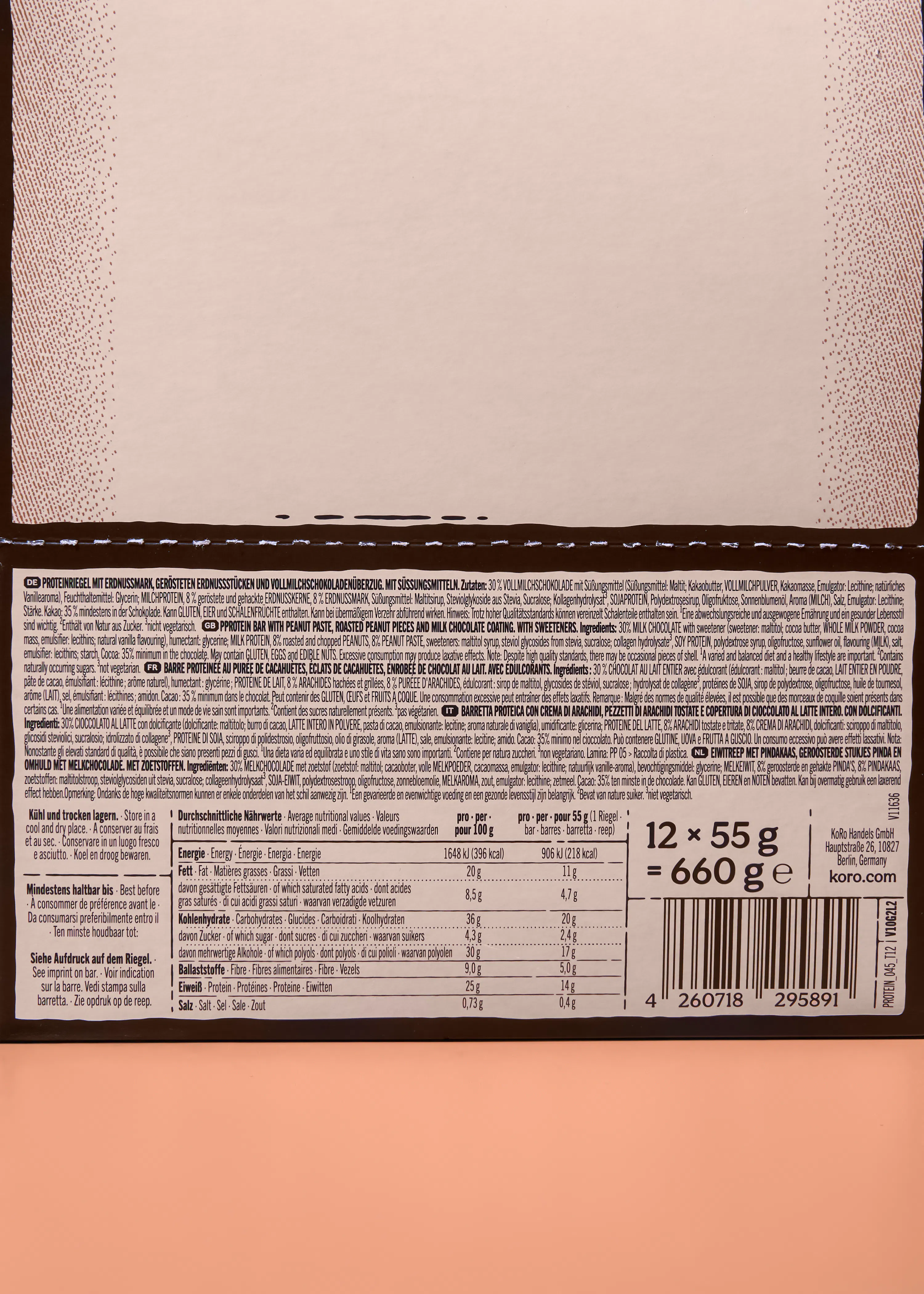 étiquette nutritionnelle détaillée d'une barre protéinée au beurre de cacahuète et chocolat au lait, affichant les ingrédients, les valeurs nutritionnelles pour 100g et par barre de 55g, ainsi que les informations de contact de koro.